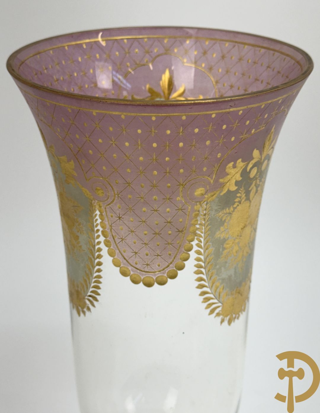 Kristallen vaas met geslepen bloemenmotieven gevuld met goud