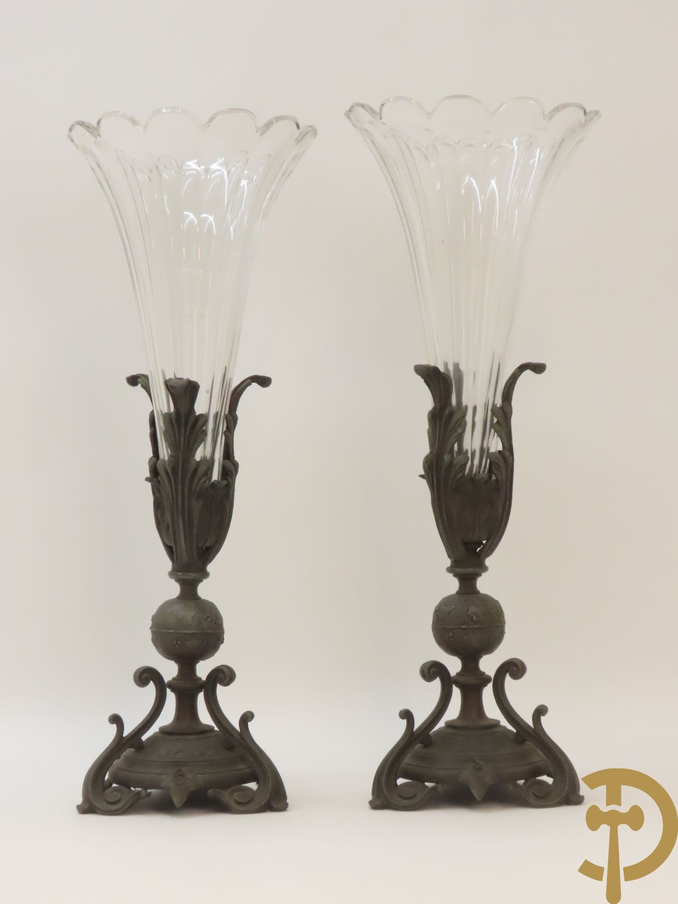 Paar kunstbronzen pique fleurs met kristallen geslepen fluiten