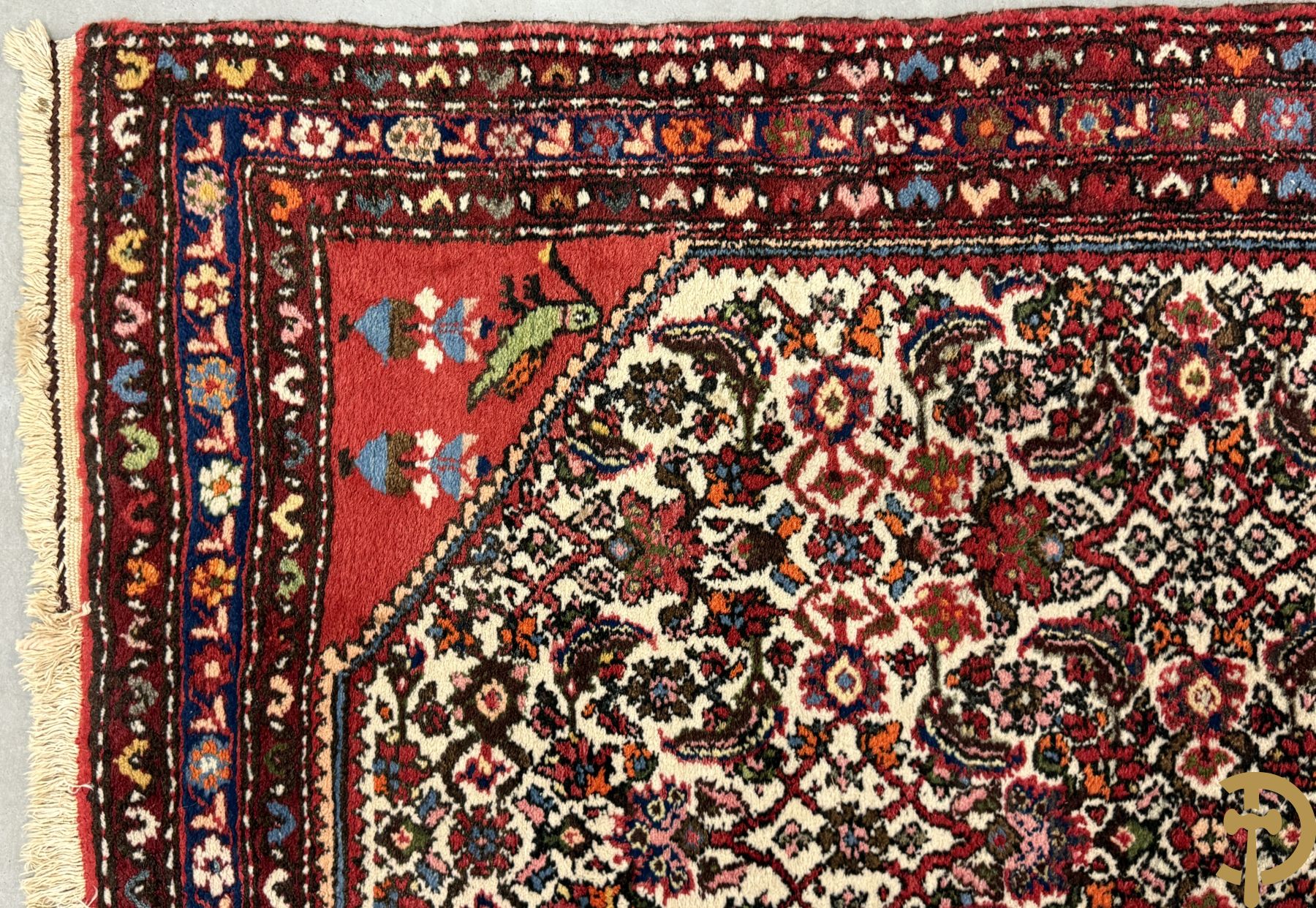 Drie oosterse handgeknoopte tapijten met bloemen- en vazendecor