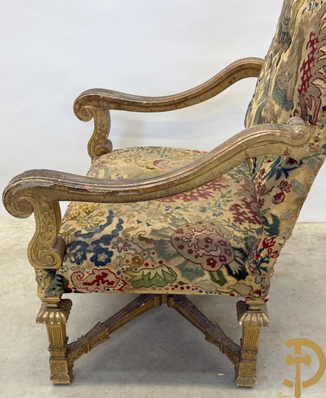 Vier vergulde Louis XIV kasteelarmzetels met geanimeerde scènes in petit points, 19e