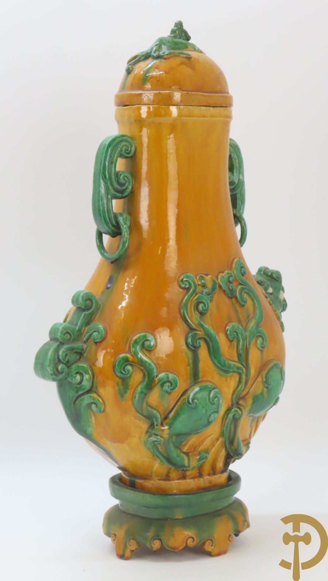 Geglazuurde Chinese aardewerken dekselvaas met fo honden en plantenmotieven