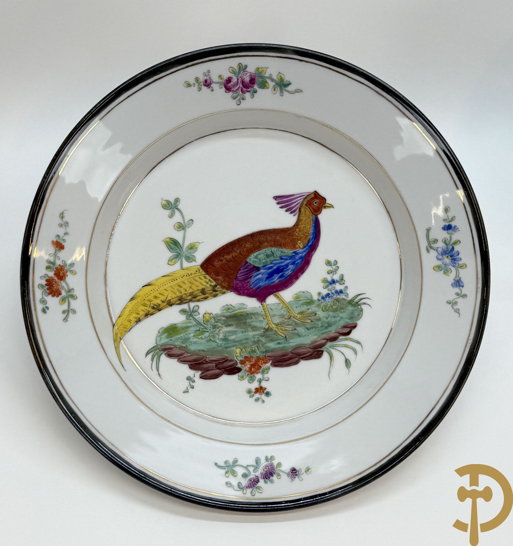 Paar handgekleurde Franse porseleinen borden met vogeldecor, 19e