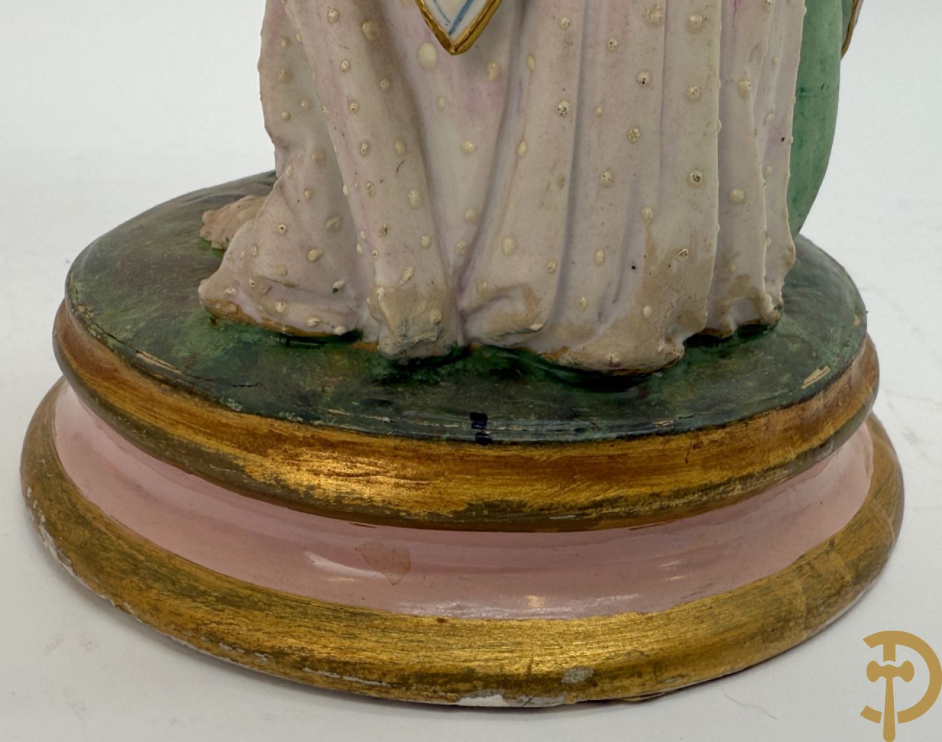 Paar Franse biscuits van elegante dame met hond en dame met bloemen op schouder