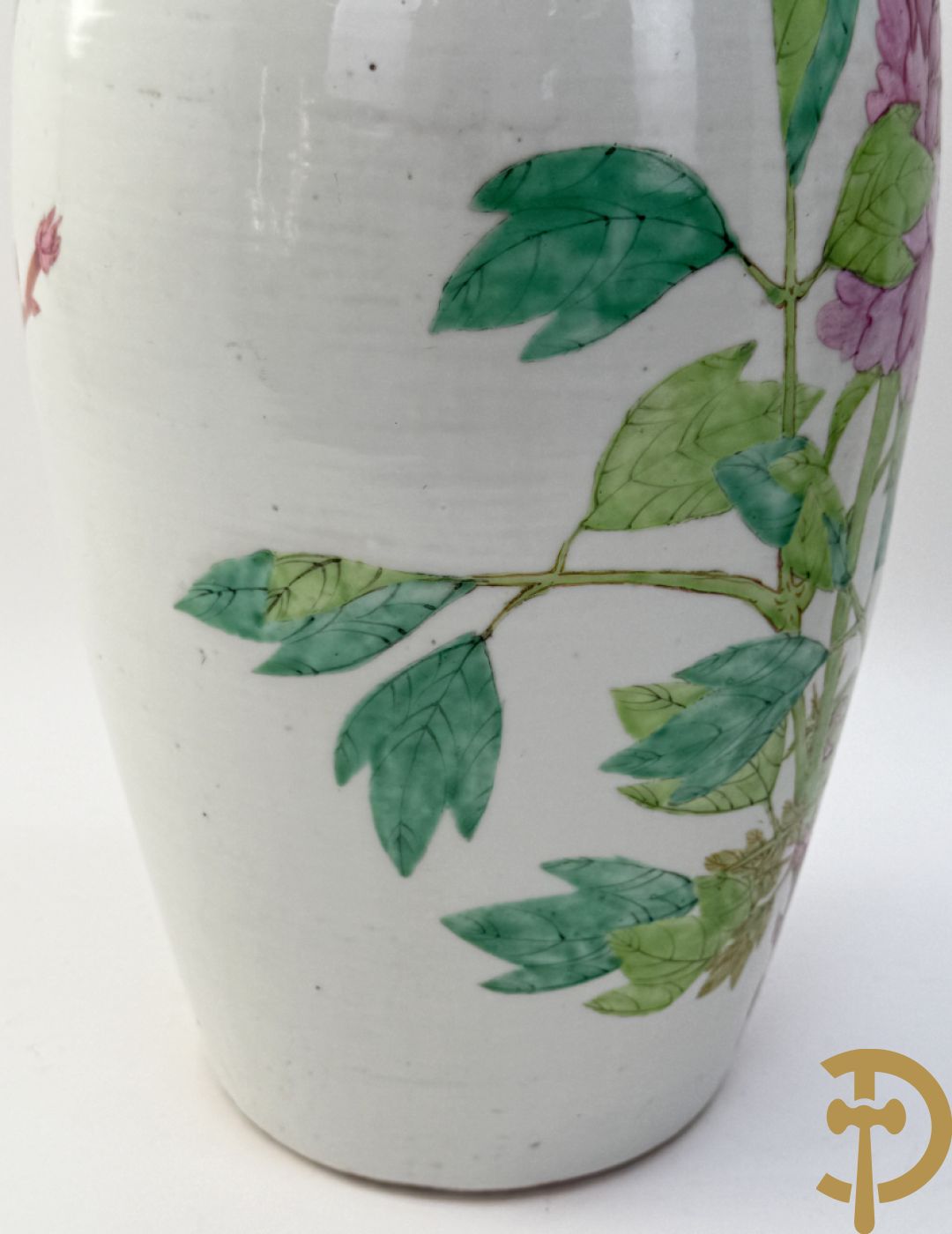 Paar Chinese porseleinen vazen met bloemen- en vogeldecor, achteraan getekend