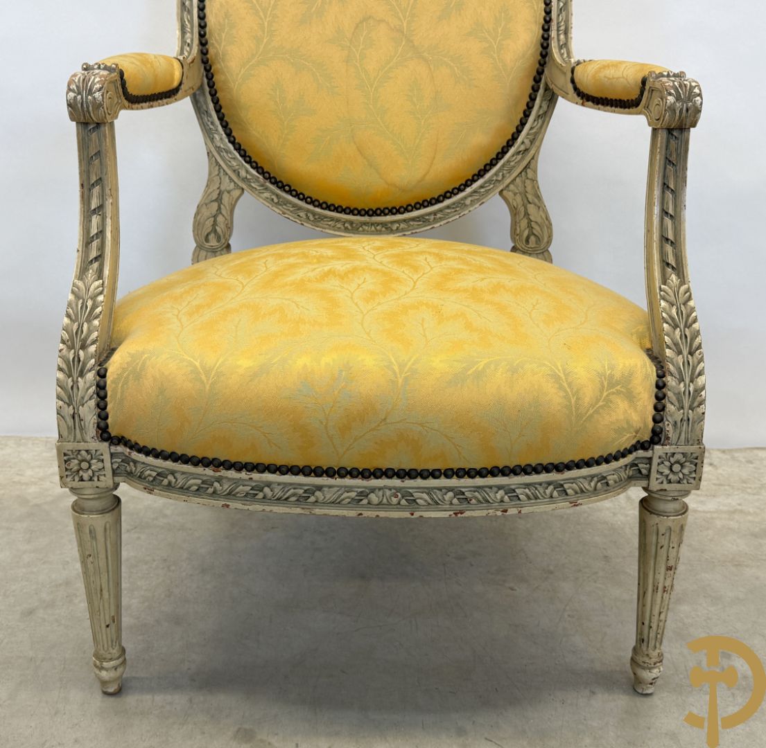 Salonensemble met rocailles, bloemenmotieven en gecanneleerde poten bestaande uit canapé, 2 armzetels en 2 stoelen