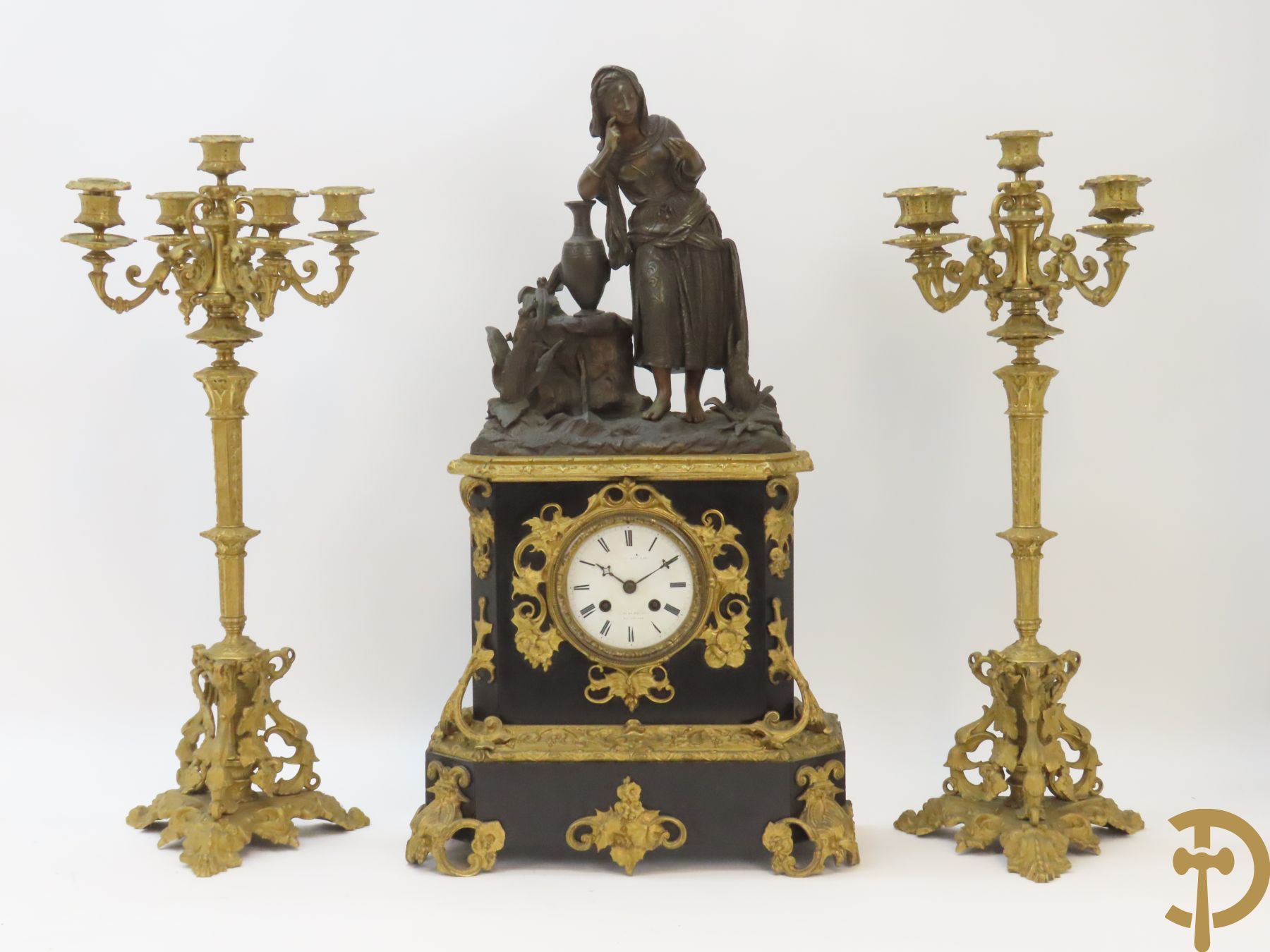 Napoleon III pendule met zwarte marmer, bovenaan bekroond met dame met amfoor en geflankeerd door paar bronzen kandelaars