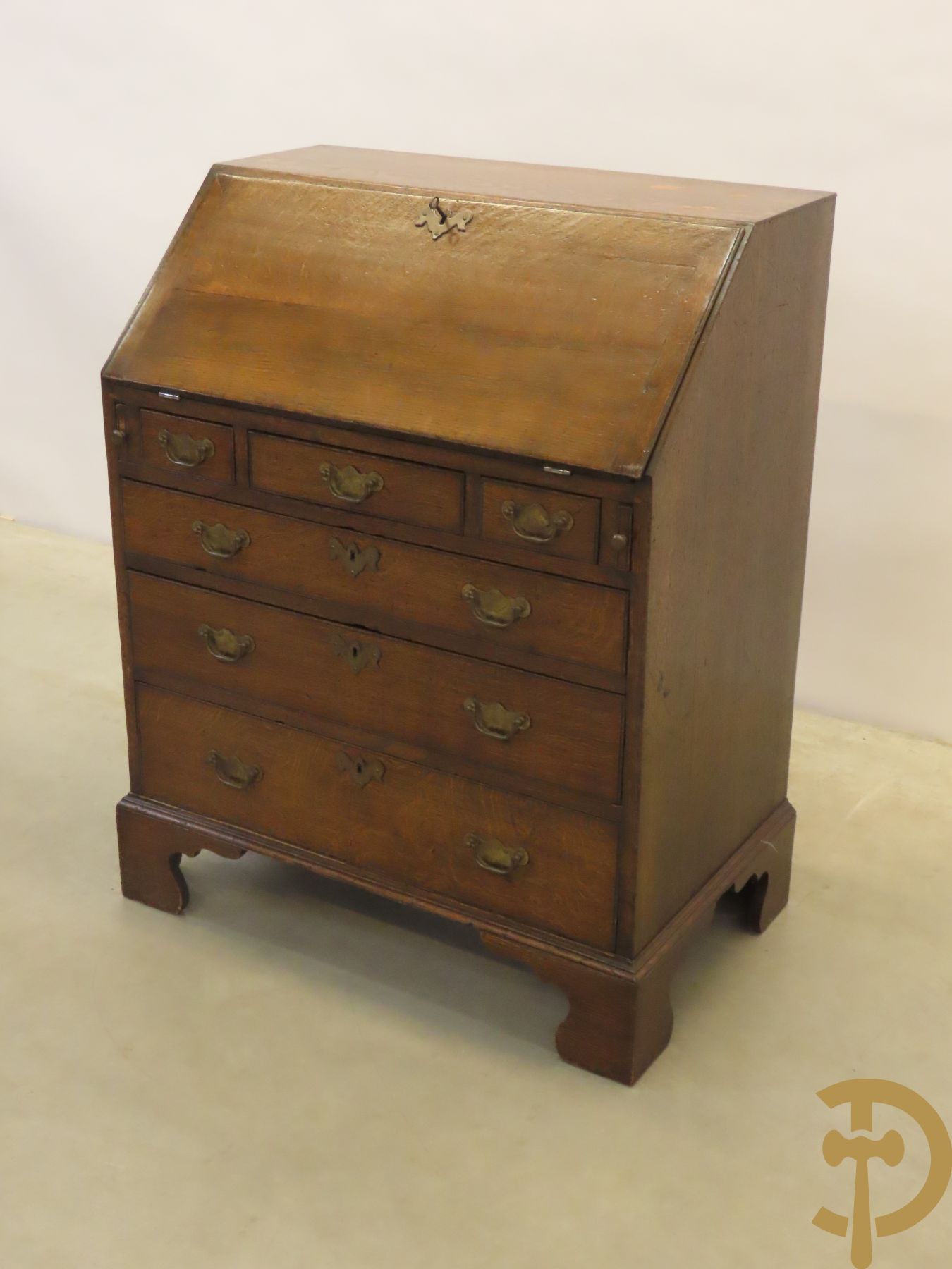 Massief eiken Engelse klapsecretaire met mooi interieur, schrijfblad en 6 lades