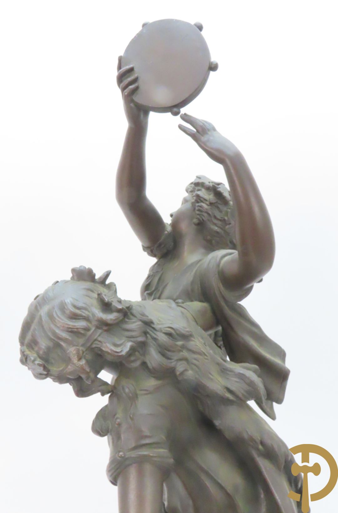 CLODION getekend - Paar elegante bronzen dames met tambour en fruit, geflankeerde door jonge faune, op marmeren klokstel - opgebouwd als garnituur met 2 kandelaars met bronzen kindjes dragende een toorts met bloemen en kaarsen