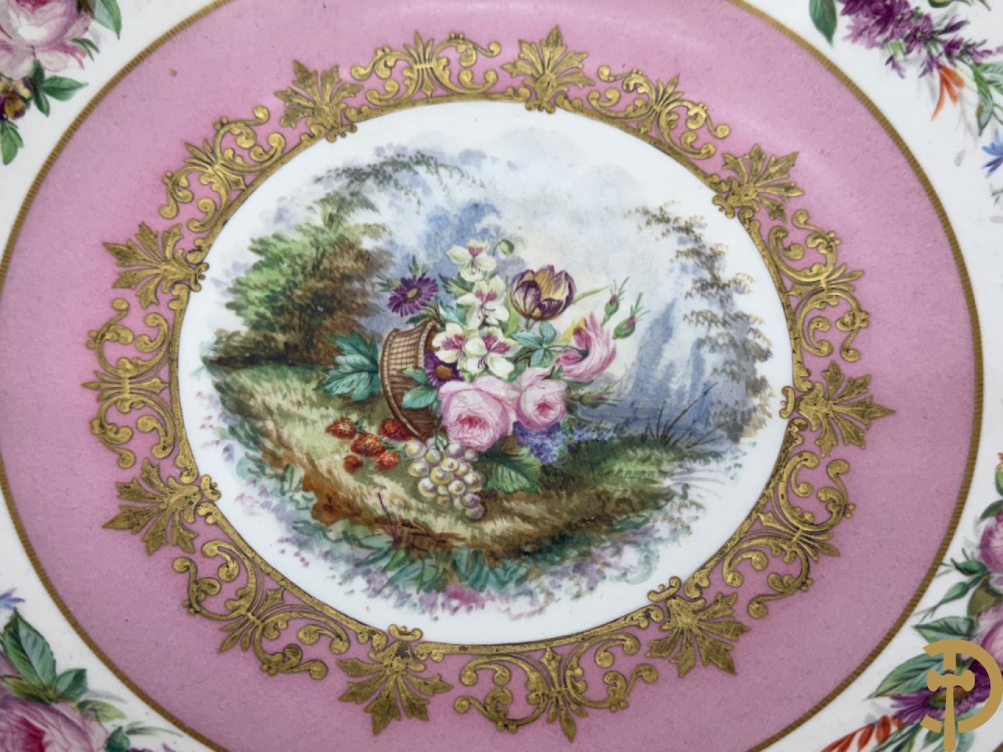 Porseleinen coupe met centraal tafereel en omringd met bloemendecor, gevat in bronzen houder