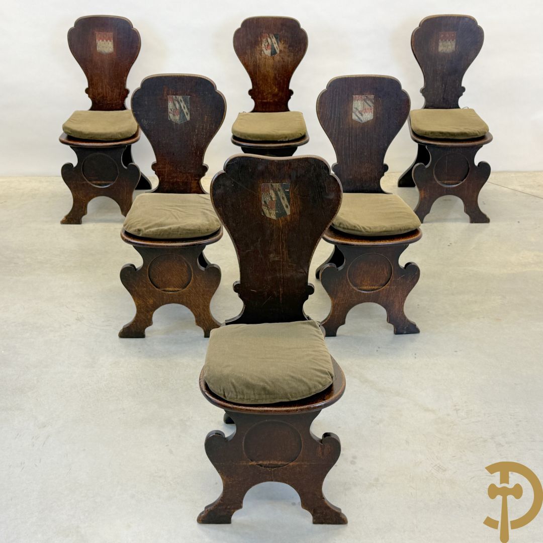 Zes landelijke eiken stoelen met beschilderde wapenschilden op de rug