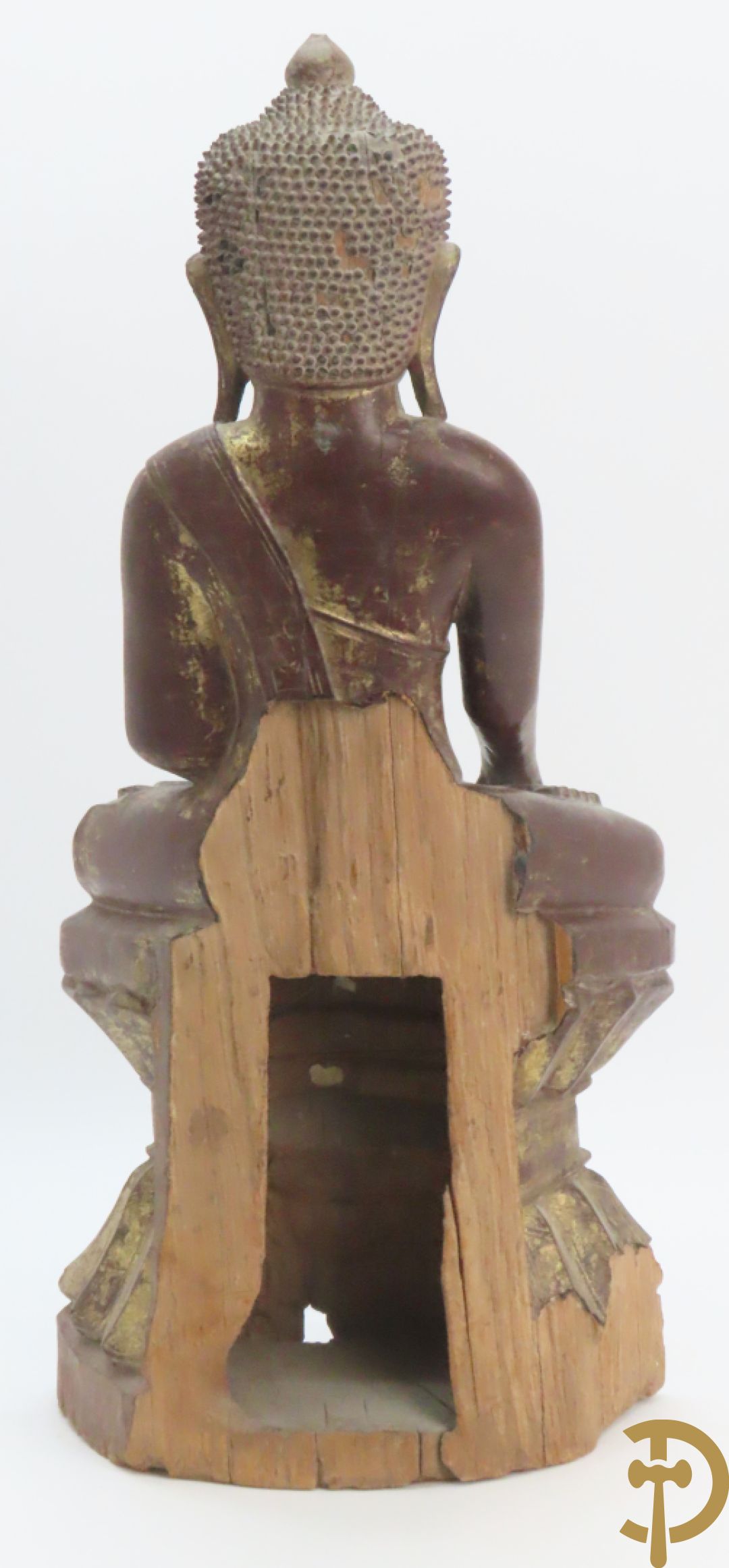 Houtgesculpteerde zittende boedha