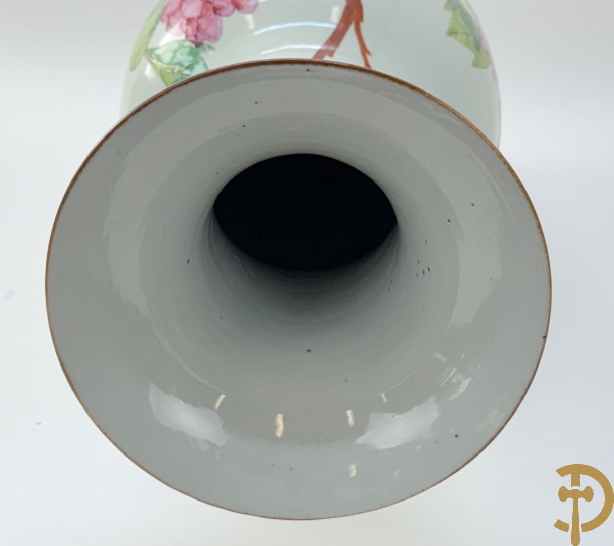 Paar Chinese porseleinen vazen met bloemen- en vogeldecor, achteraan getekend