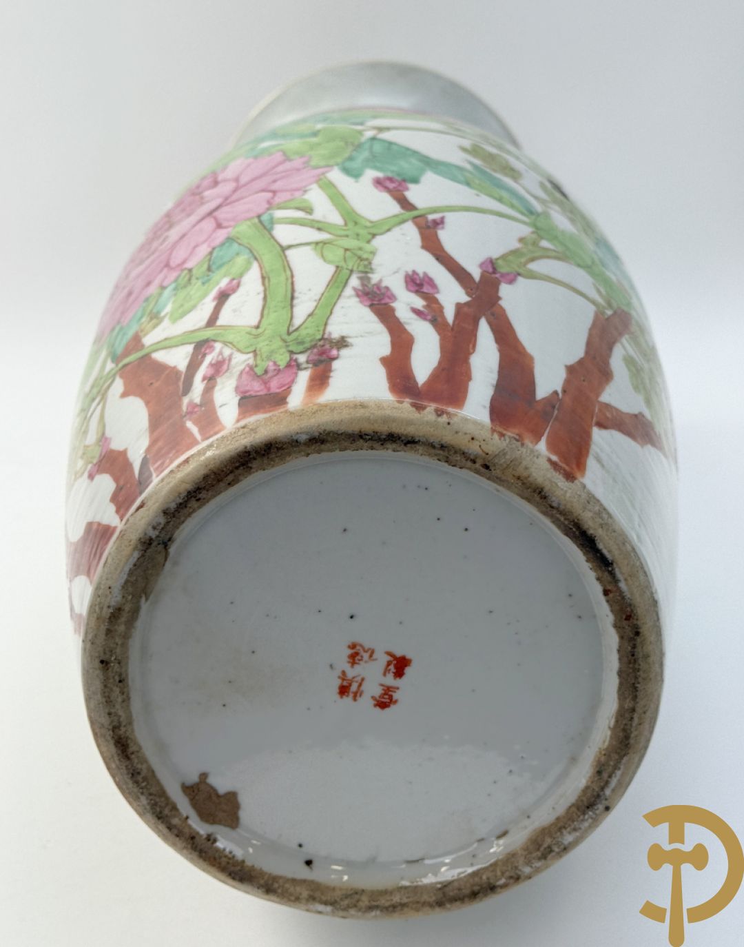 Paar Chinese porseleinen vazen met bloemen- en vogeldecor, achteraan getekend