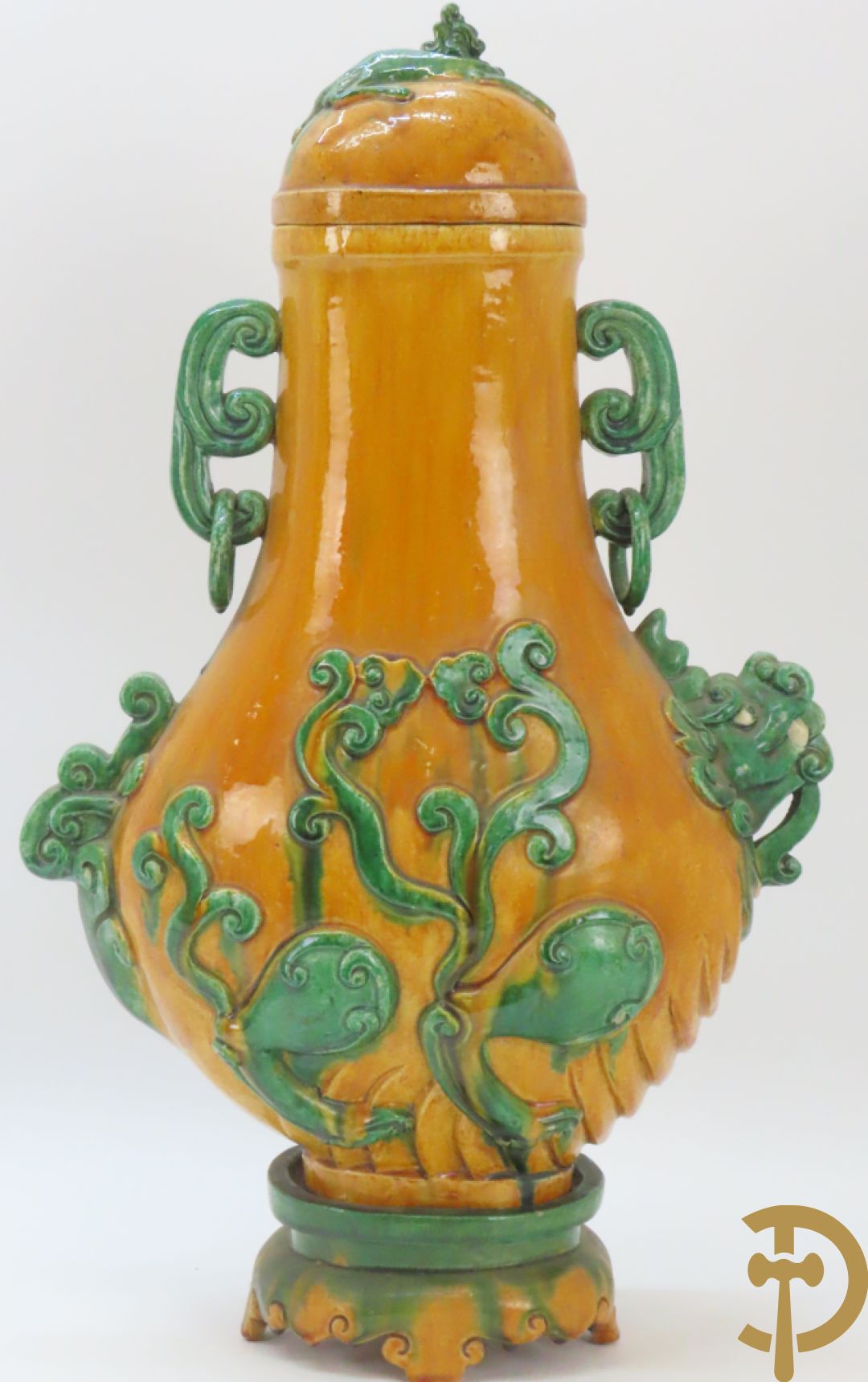 Geglazuurde Chinese aardewerken dekselvaas met fo honden en plantenmotieven