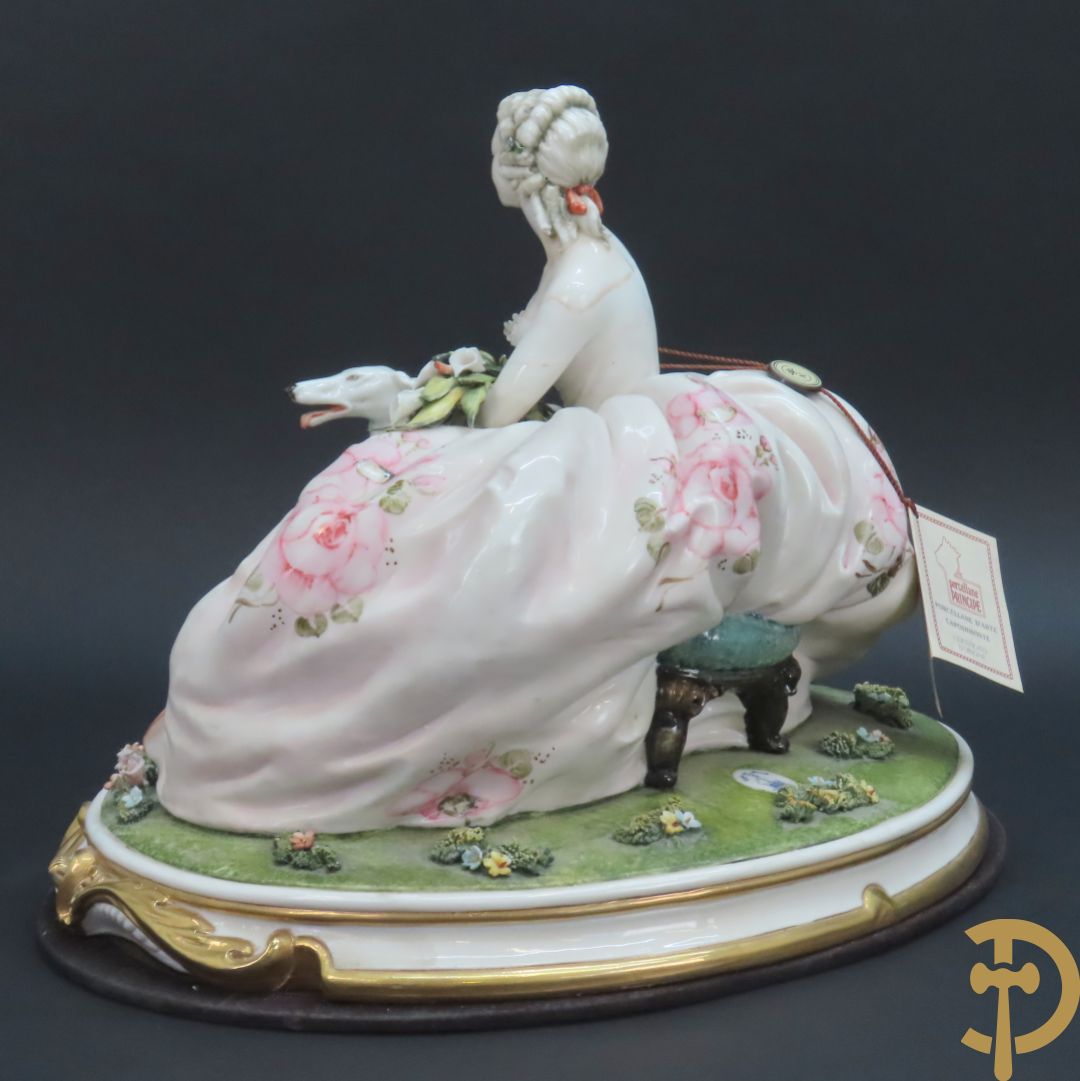 Italiaans porseleinen sierbeeld van zittende dame met 2 windhonden, L. Cazzola getekend en Capo di Monte gemerkt achteraan