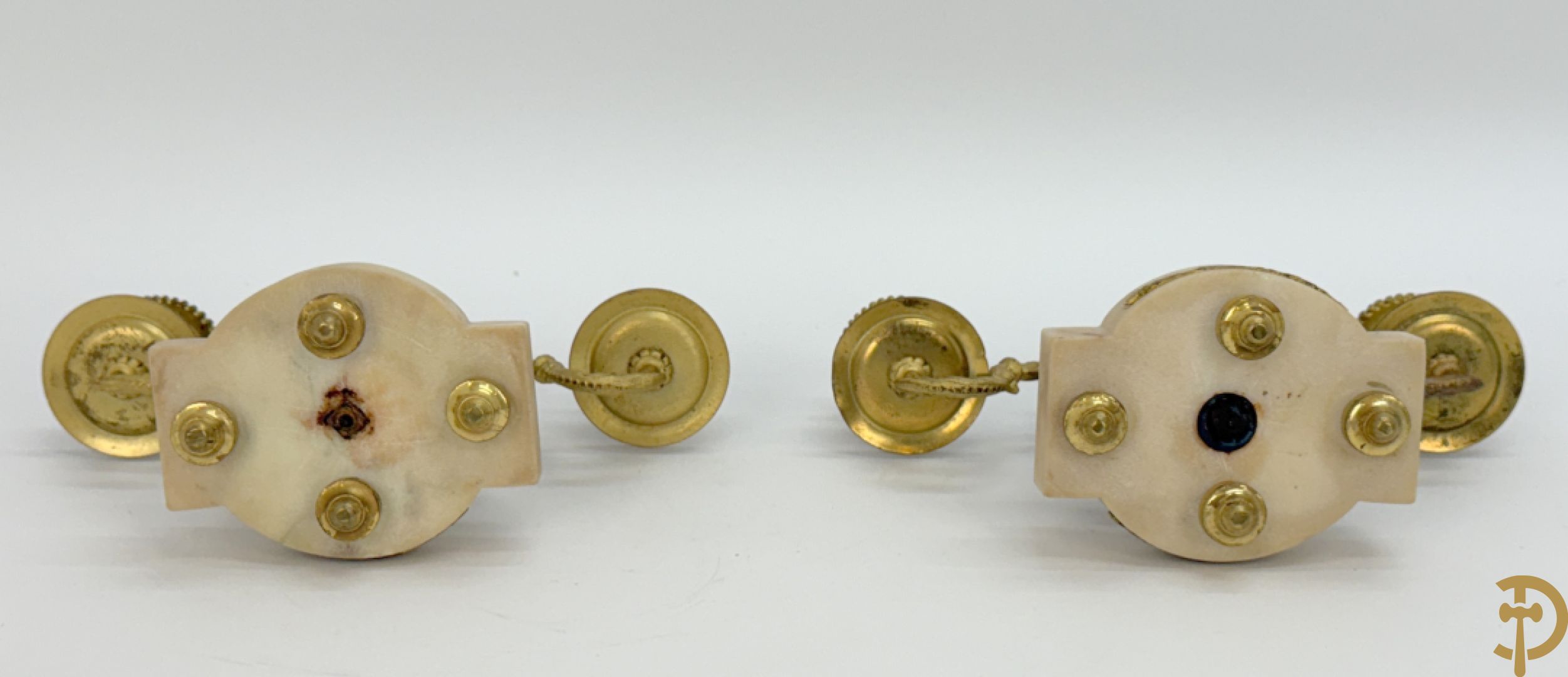 Driedelige garnituur met bronzen ornamenten van vogels en accanthusranken op marmeren basis