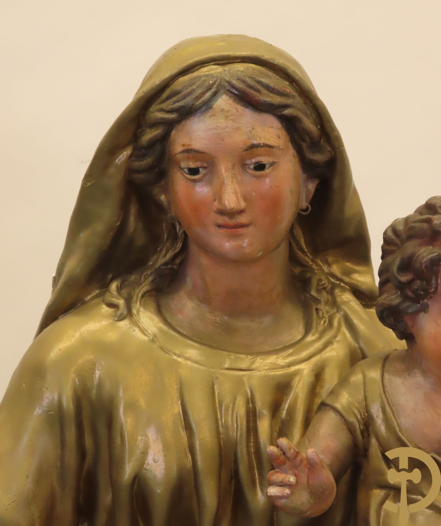 Grote vergulde Madonna met kind in papier maché  op houten sokkel met afgeschuinde hoeken