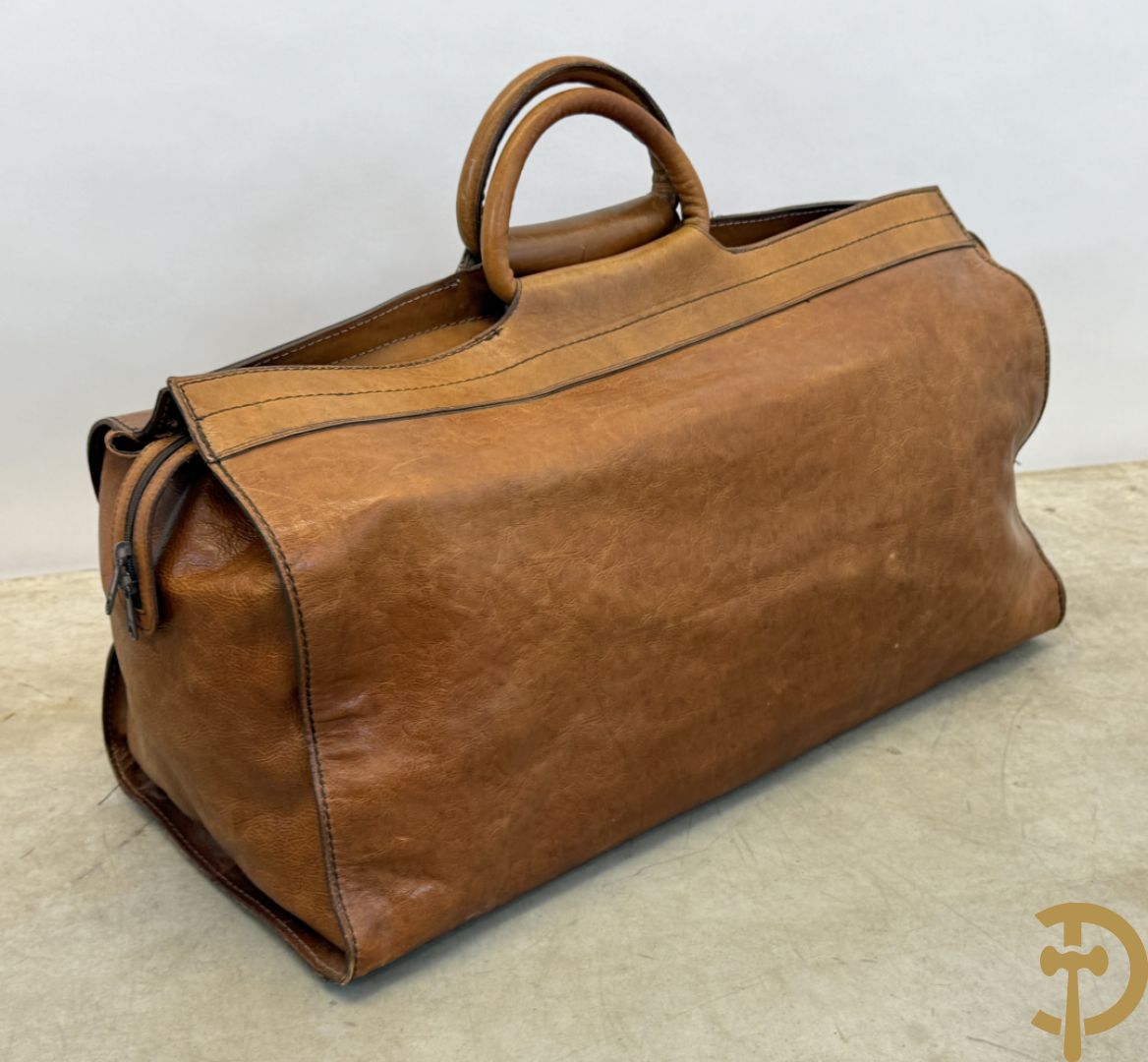 Drie oude lederen valiezen + reistas