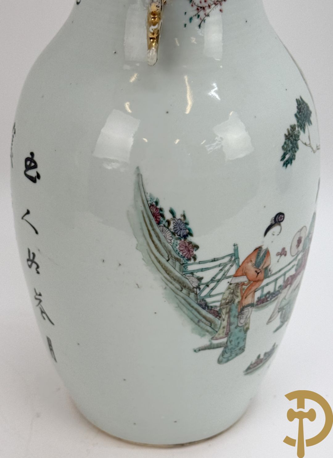 Paar Chinese porseleinen vazen met geisha decor en dames in landschap