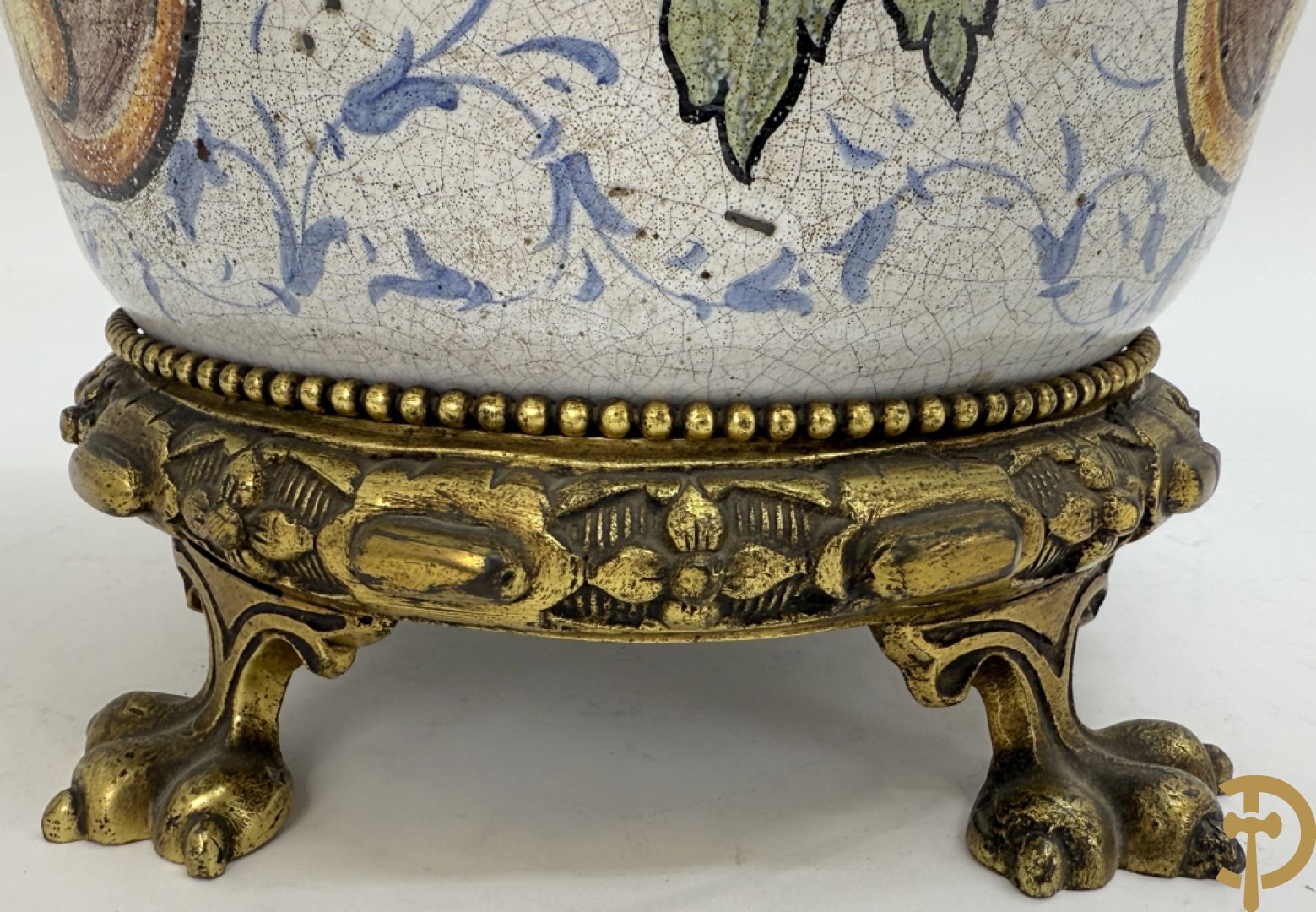 Dekselpotiche met decor van cupido in cartouche en bezet met bronzen ornamenten