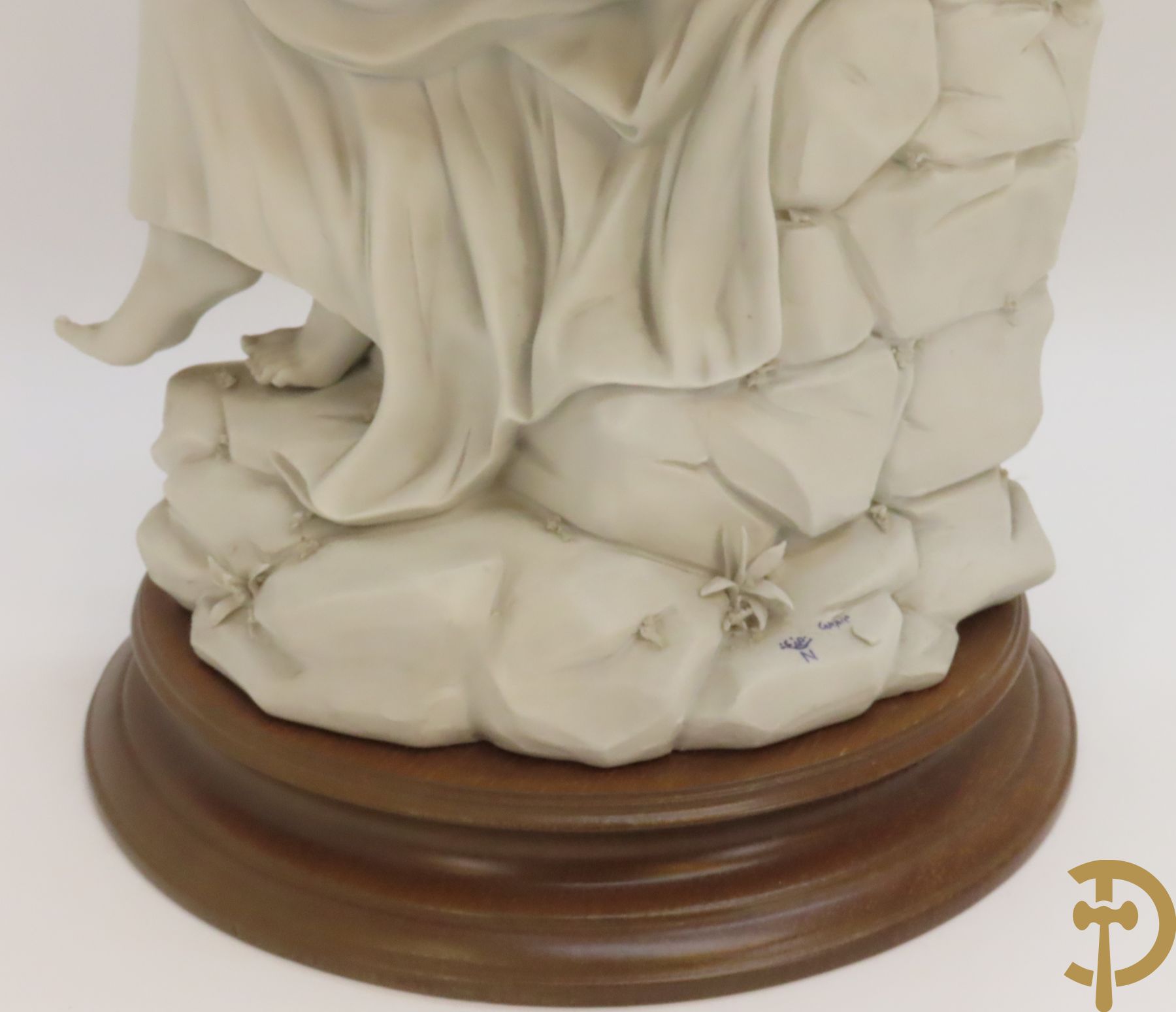 Drie beelden in Capo di Monte porselein : dame met lang haar, jongeman met vis en koppel op bank