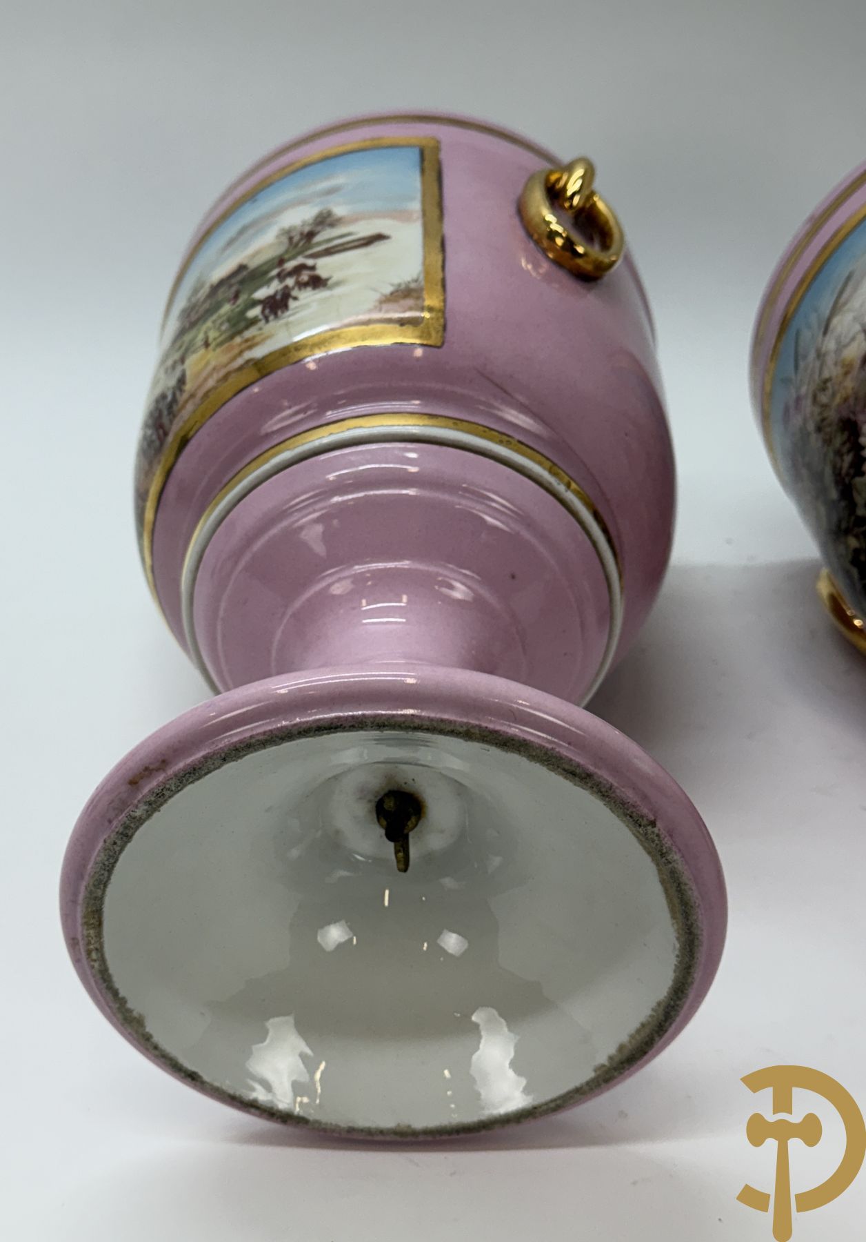 Paar roze gekleurde porseleinen coupes met idyllisch landschap in decalcomanie decor met vergulde rand