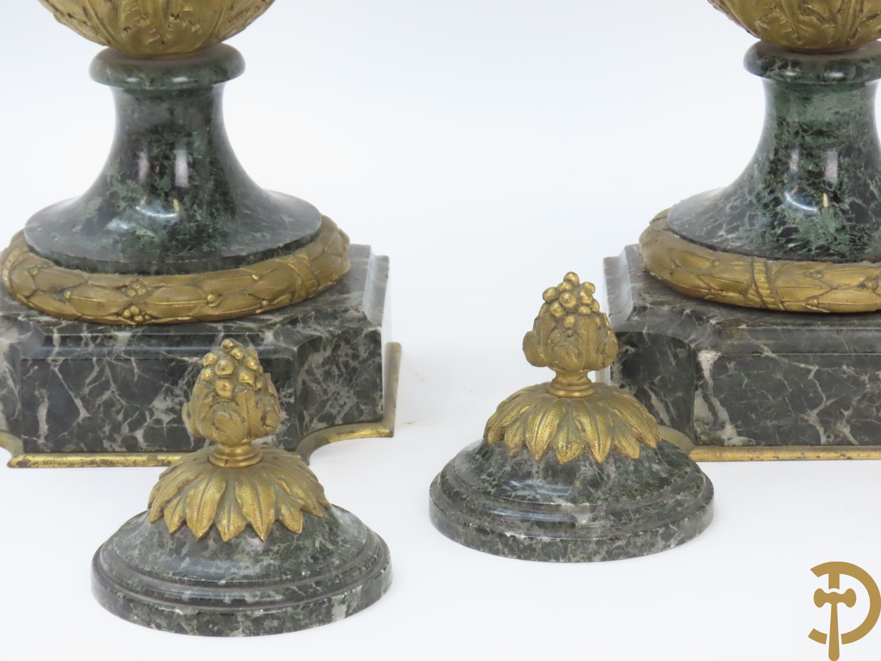 Paar marmeren cassolettes met los deksel, zijdelings bezet met accanthusranken en bloemen