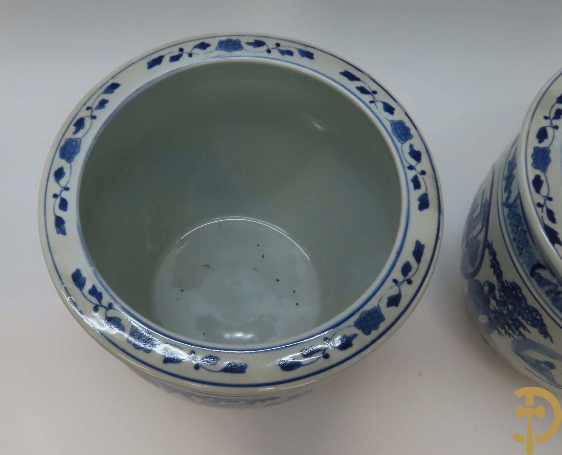 Paar Chinese porseleinen cachepots met blauw/wit decor van dames in landschap