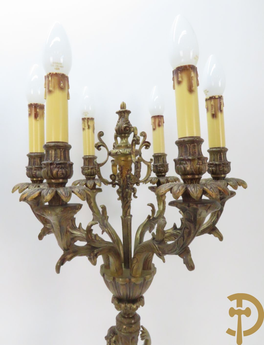 Paar bronzen kandelaars met dame houdende een toorts met 6 kaarsen