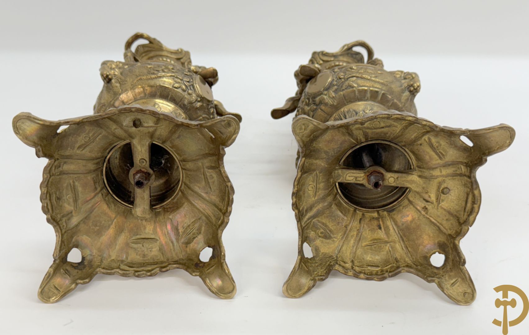 Paar koperen cassolettes bezet met ramskoppen dragende een cupido + koperen beeld van jongeman met zevenarmige kandelaar