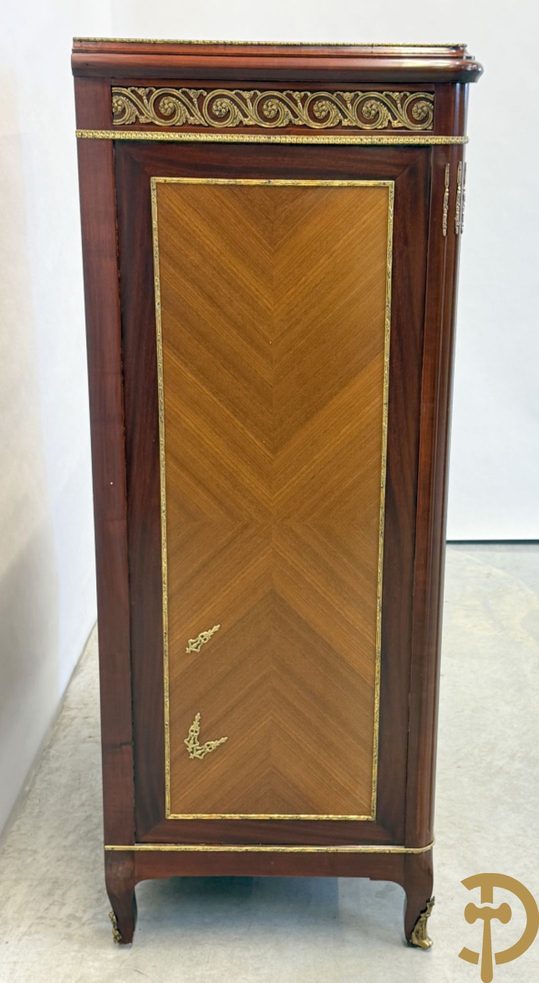 Notelaren tweedeurskast met bronsbeslag