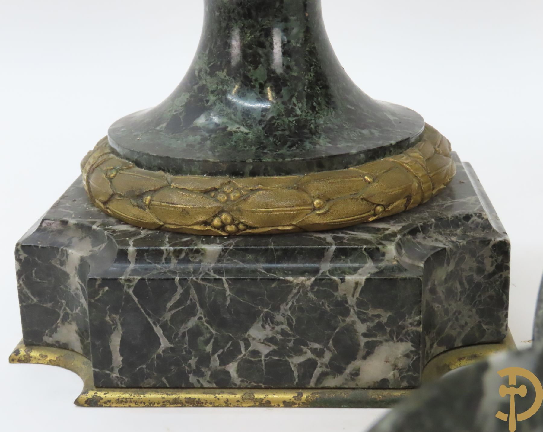 Paar marmeren cassolettes met los deksel, zijdelings bezet met accanthusranken en bloemen