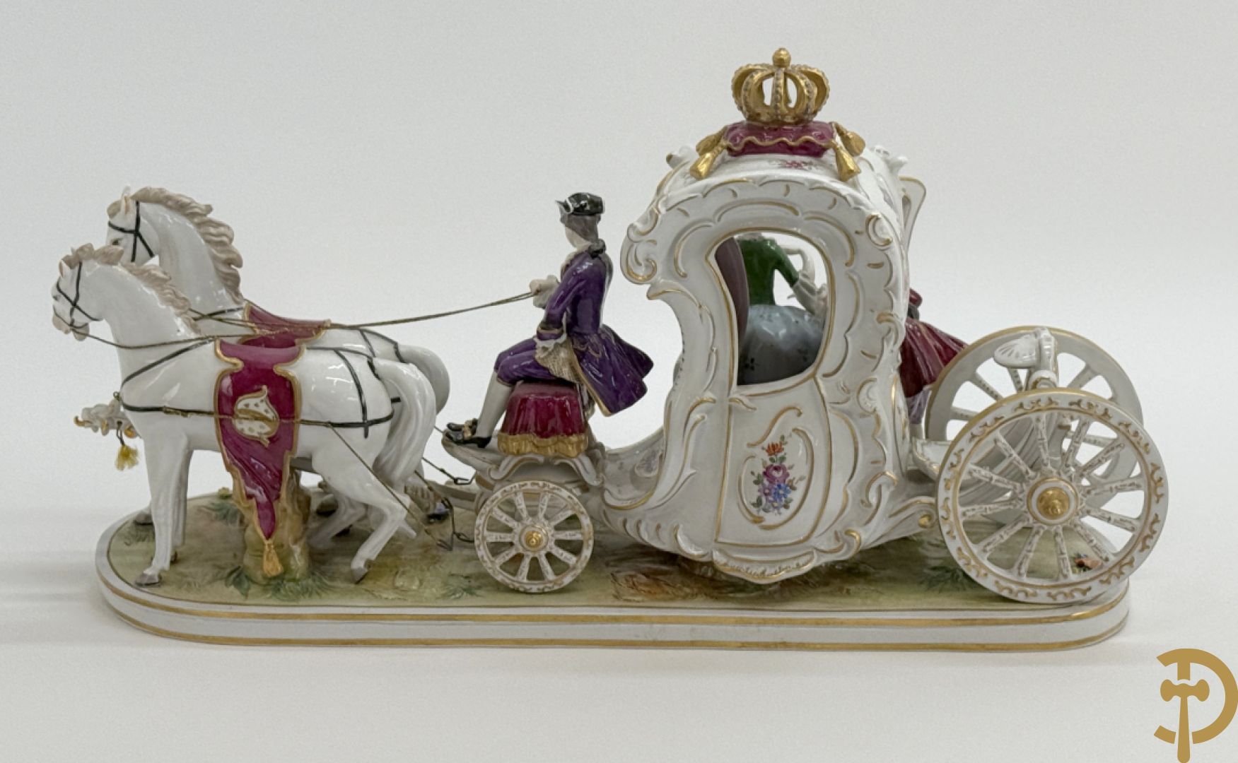 Porseleinen meerkleurige groep met koets, edeldame, lakei, ruiter en 2 paarden