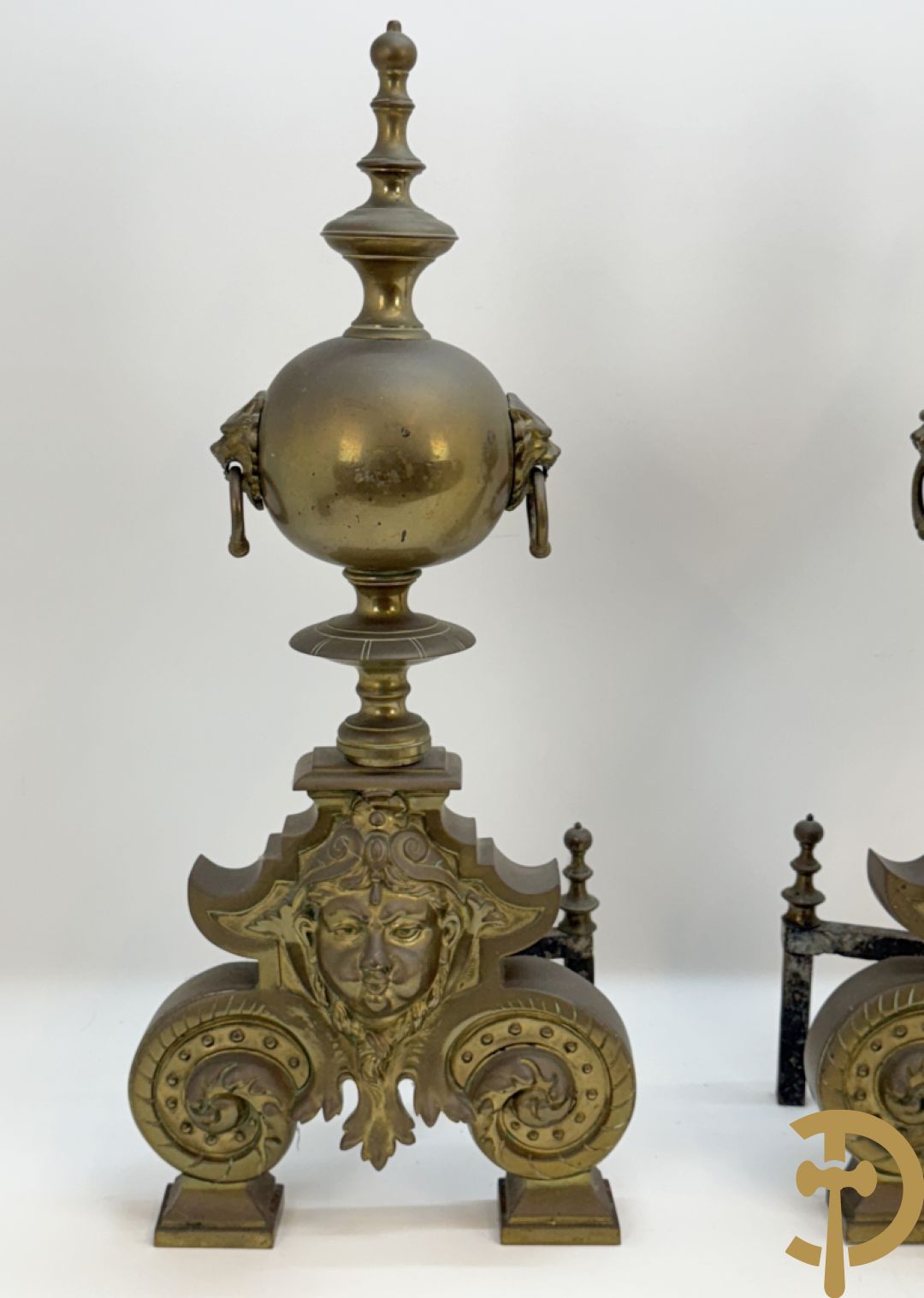 Paar Vlaamse bronzen chenets met accanthusranken en leeuwekoppen