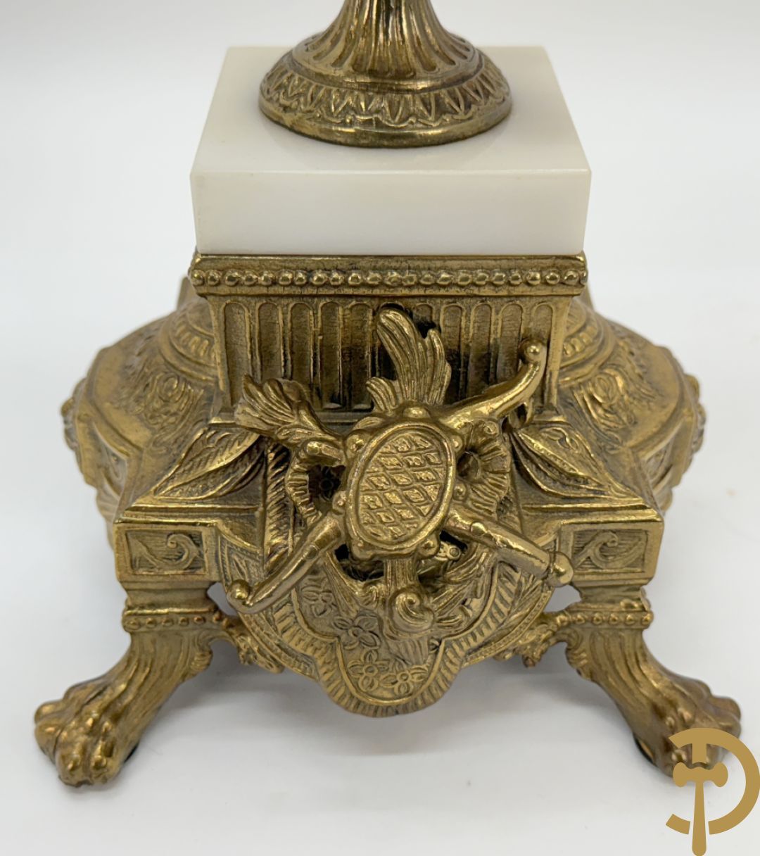 Driedelige koperen garnituur, centraal met harp geflankeerd door paar cupido