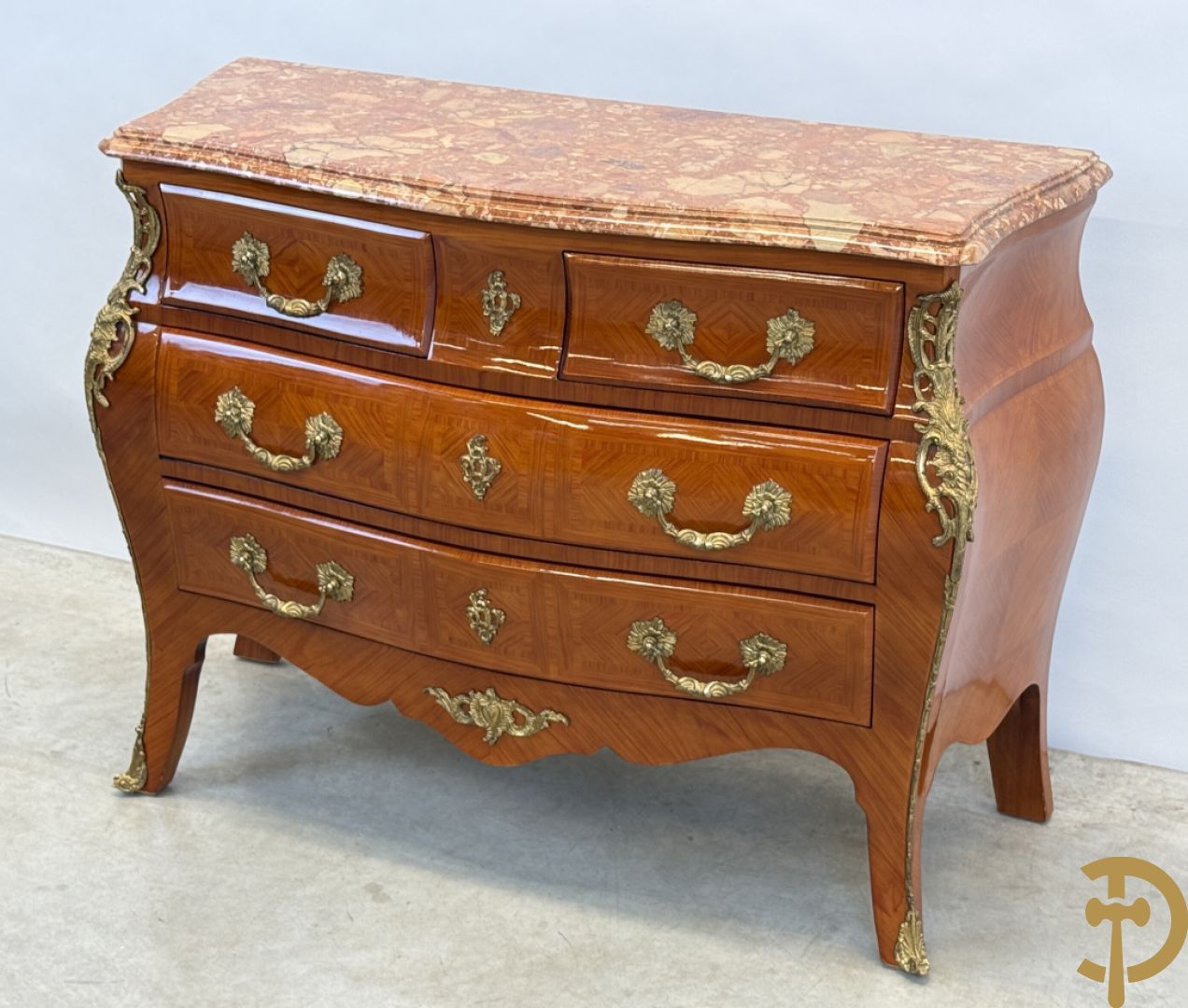 Gegalbeerde notelaren vierladencommode bezet met bronsbeslag en marmeren blad