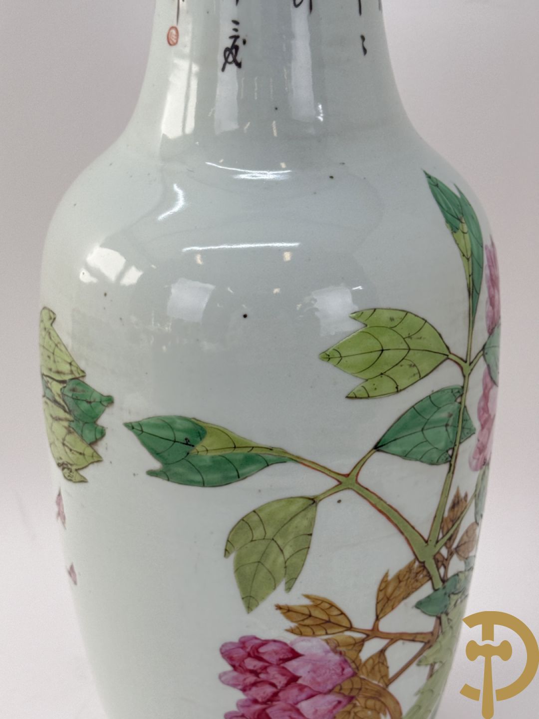Paar Chinese porseleinen vazen met bloemen- en vogeldecor, achteraan getekend