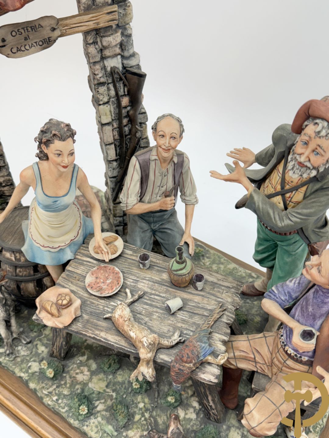 Italiaanse biscuit op houten sokkel met geanimeerde herbergscène