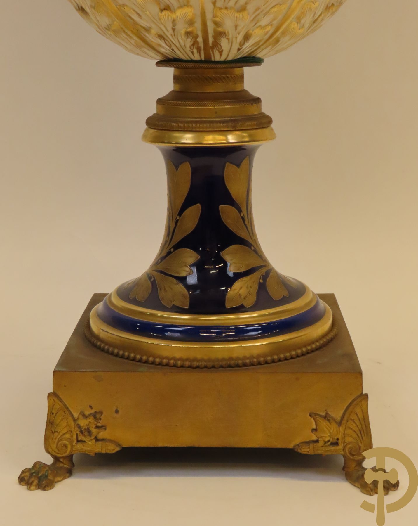 Grote porseleinen Sèvres vaas met dubbel decor van cavalerie, slagveldtaferelen en zicht op kasteel, DESPREZ H. getekend in het decor - bovenaan met verguld decor en zijdelings met bronzen oren en accanthusranken - deksel met Sèvres merkteken - op vierkante bronzen sokkel met klauwepoten