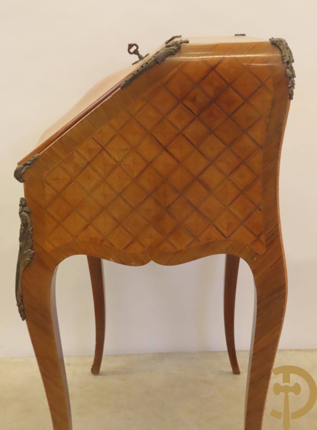 Notelaren damesklapsecretaire met parkettage en zonnestraalfineer, bezet met bronsbeslag - op voluutvormige poten