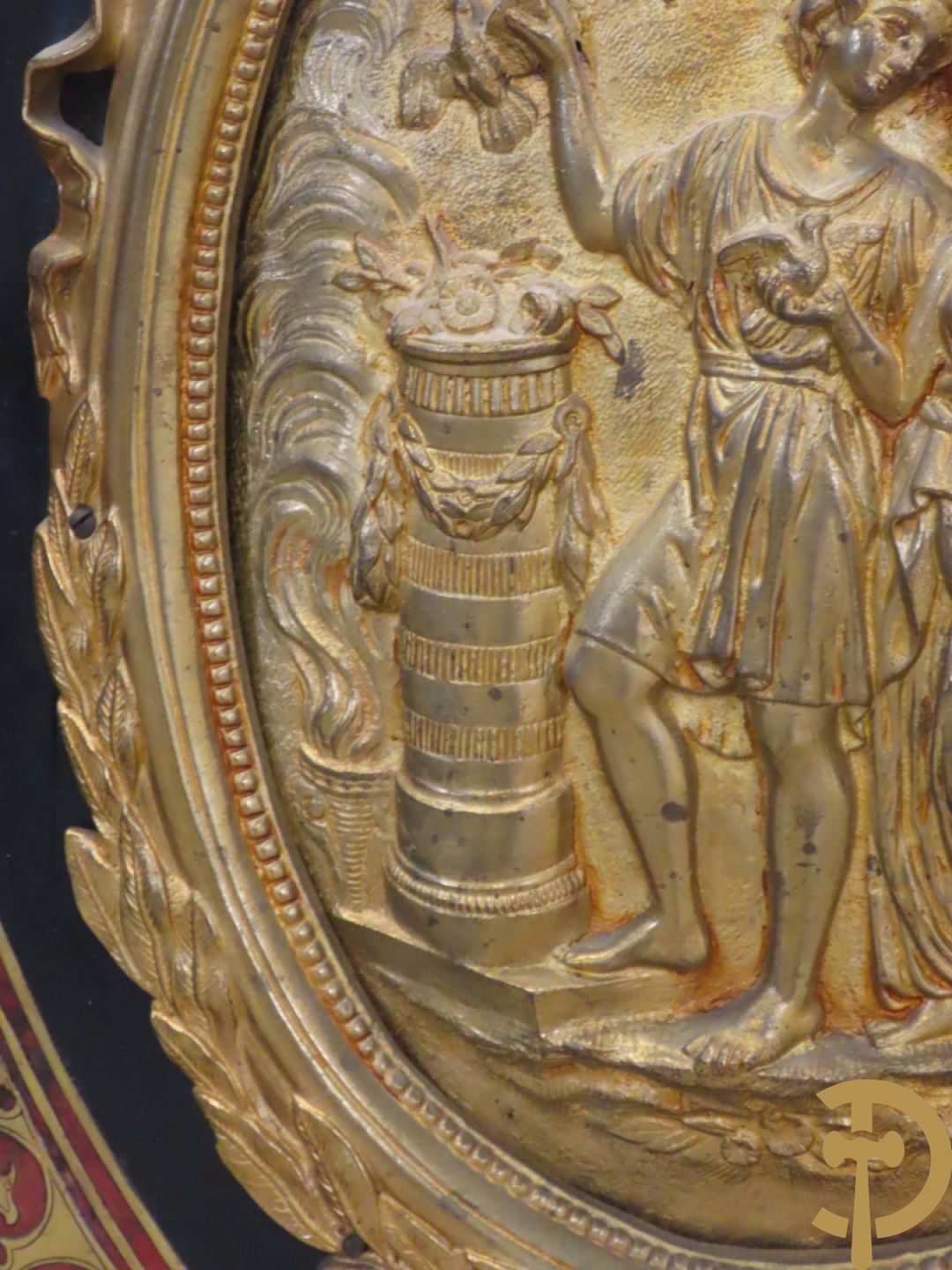 Napoleon III dressoir, centraal met bronnen plakkette omgeven door Louis XVI strik, met 2 zijdelingse vitrines met gebogen glas - stijlen bezet met bronzen dameshoofden