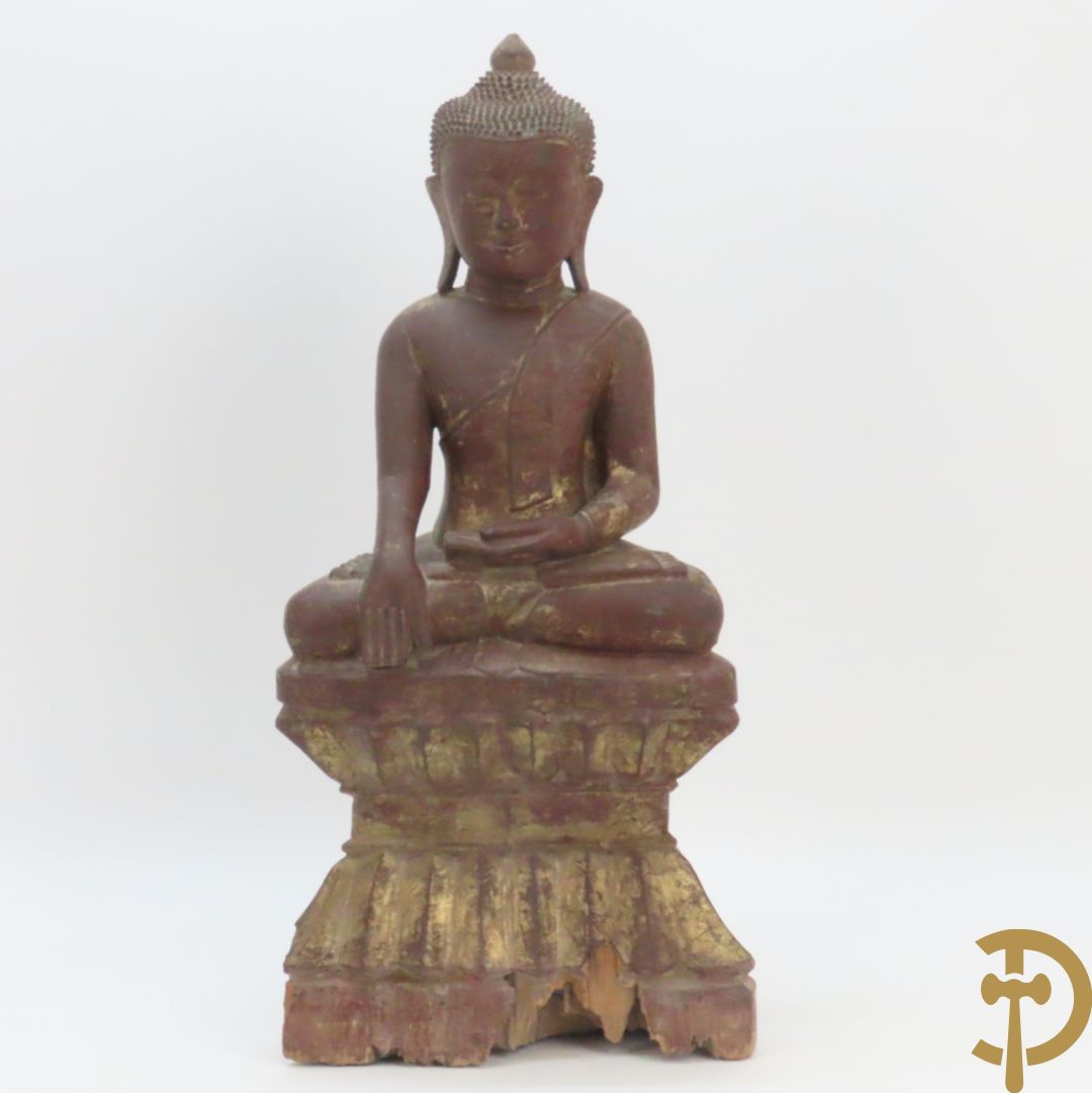Houtgesculpteerde zittende boedha