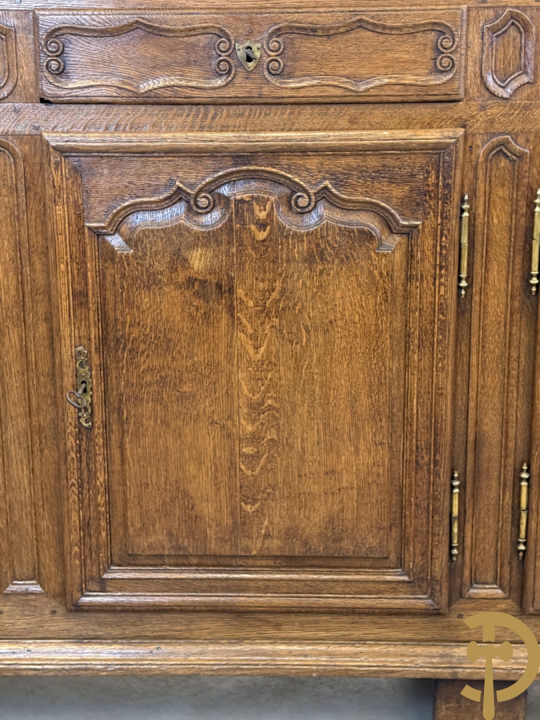 Eiken dressoir met 4 deuren, 4 lades en afgestoken Louis XV panelen