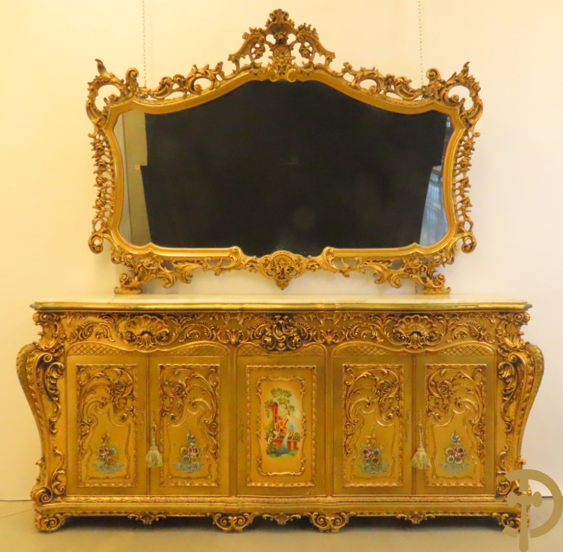 Uitzonderlijke vergulde Louis XV eetkamer bestaande uit vijfdeursdressoir met voluutvormige accanthusranken en rocailles, beschilderd met bloemenmotieven en centraal tafererel met hoornen des overvloeds + bijhorende spiegel vergulde tafel op voluutvormige poten met zes bijhorende stoelen + vitrine met accanthusranken en centrale deur, op voluutvormige poten