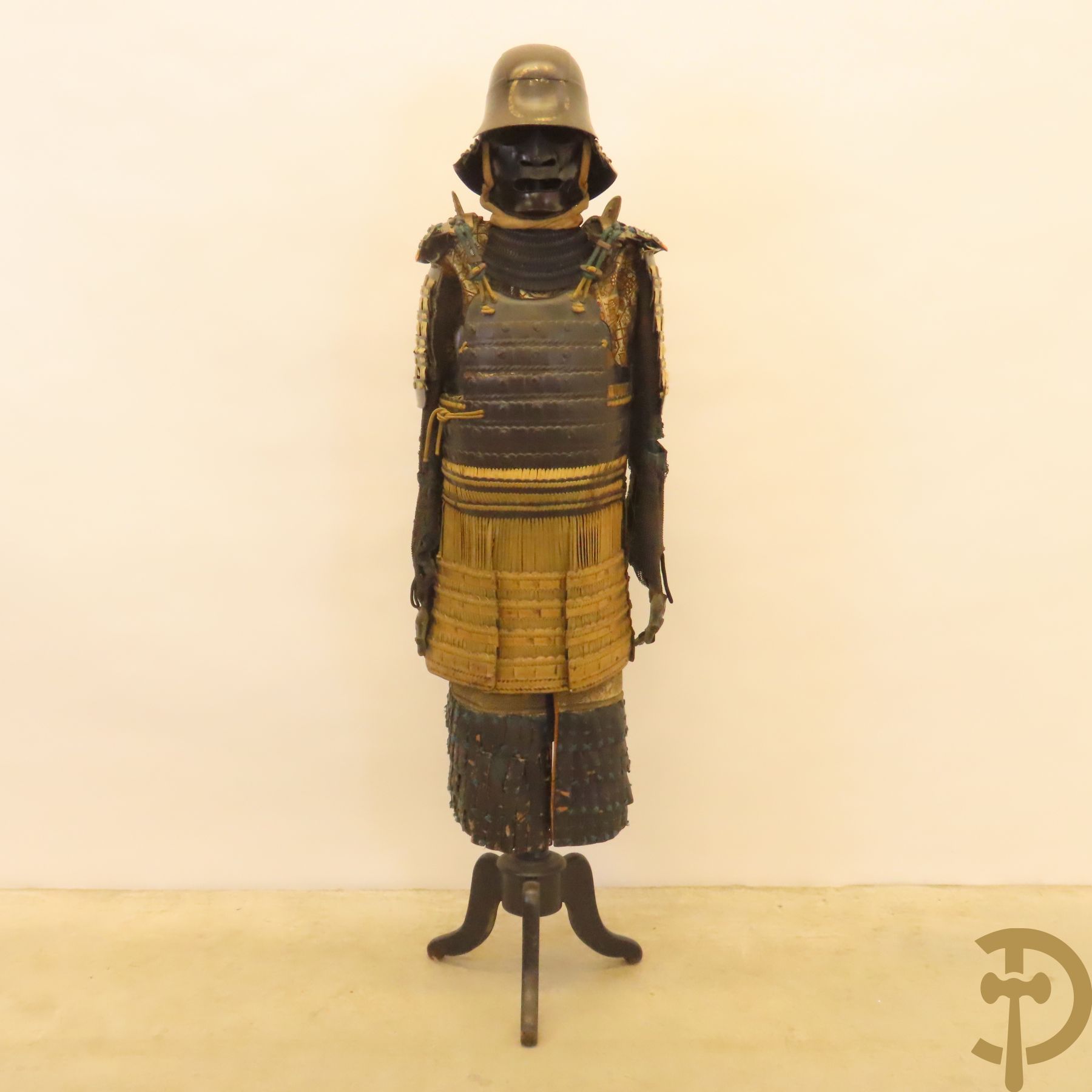 Aziatische antieke samurai uitrusting met helm gemonteerd op statief - type Okegawa Gusoku van ijzer en Kusari in leder.