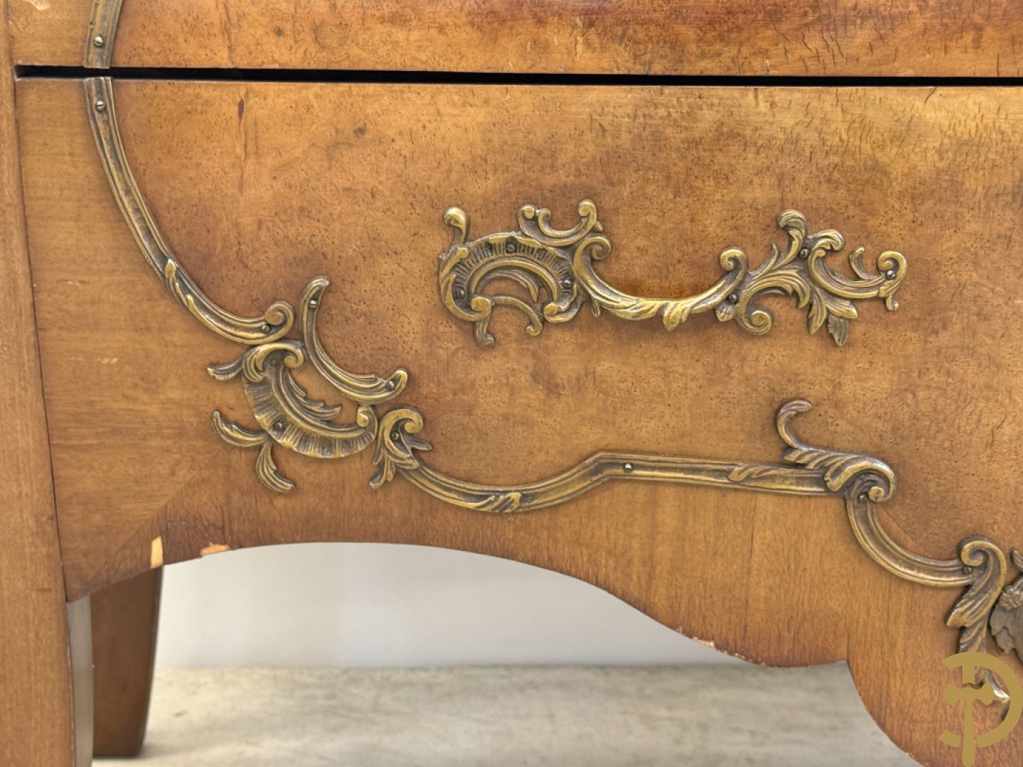 Notelaren Louis XV tweeladencommode met bronsbeslag en marmeren blad