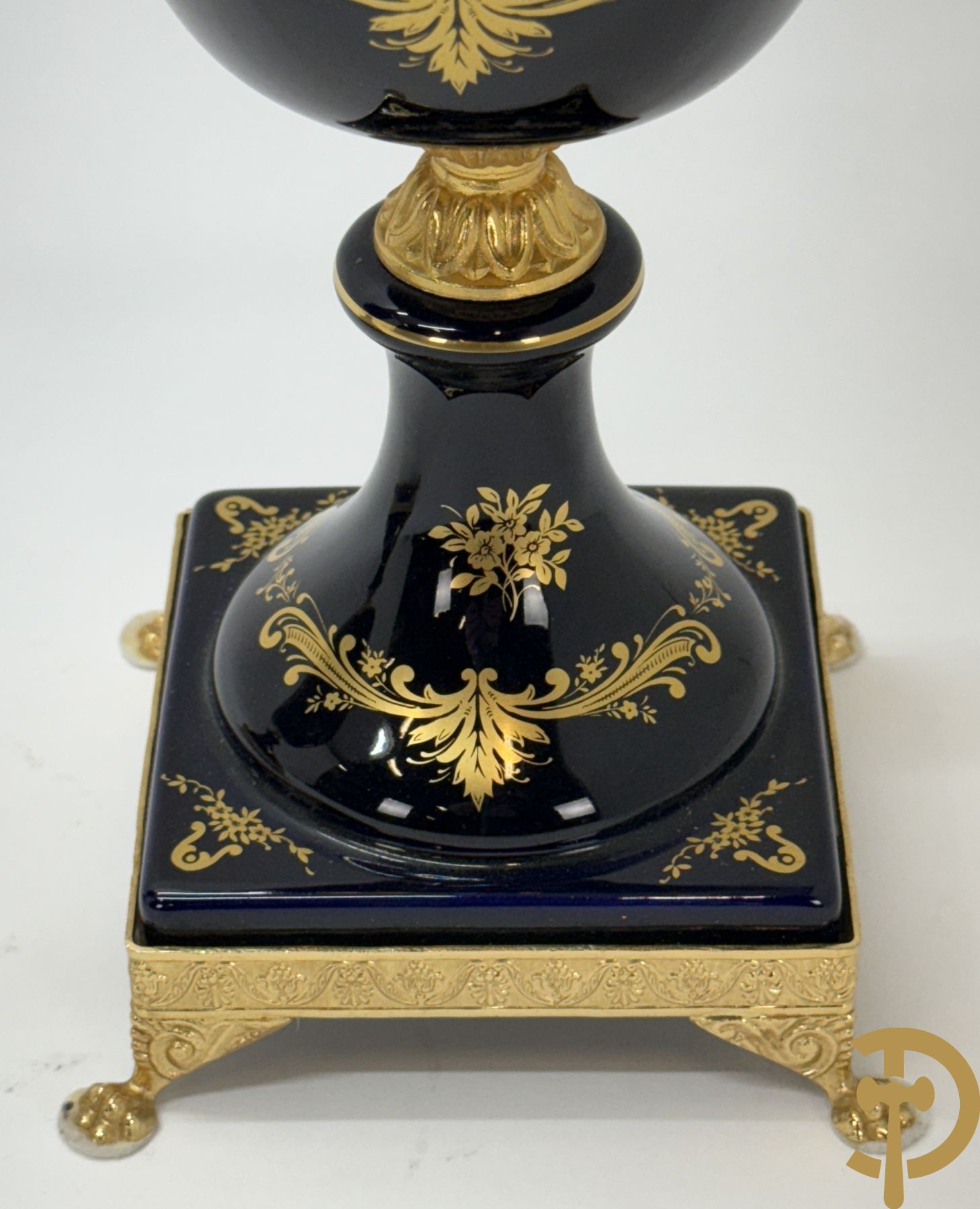 Paar kobaltblauwe siervazen met romantisch decalcomanie decor bezet met bronzen armen