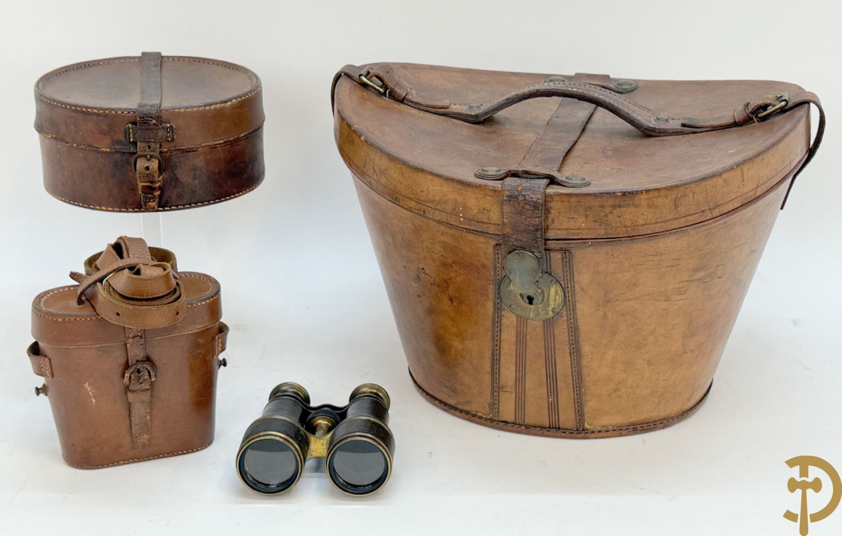 Engelse lederen hoedendoos + rond lederen doosje met lederen etui met verrekijker