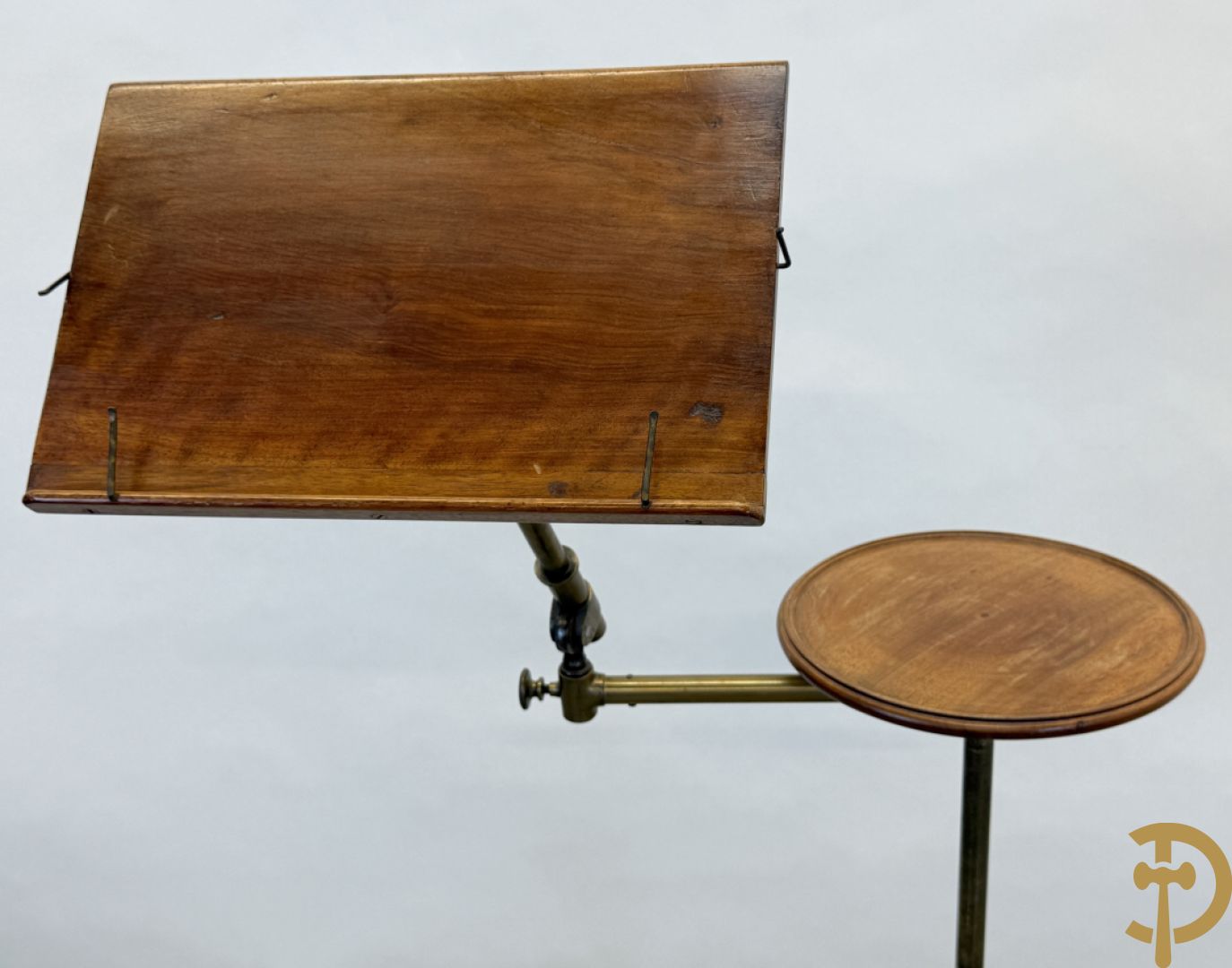 Leesstandaard met verstelbare boekhouder en zijdelings omhoog verplaatsbaar bijzettafeltje voor thee op gietijzeren draaibare voet, rond 1900 gemerkt J . CARTER - North