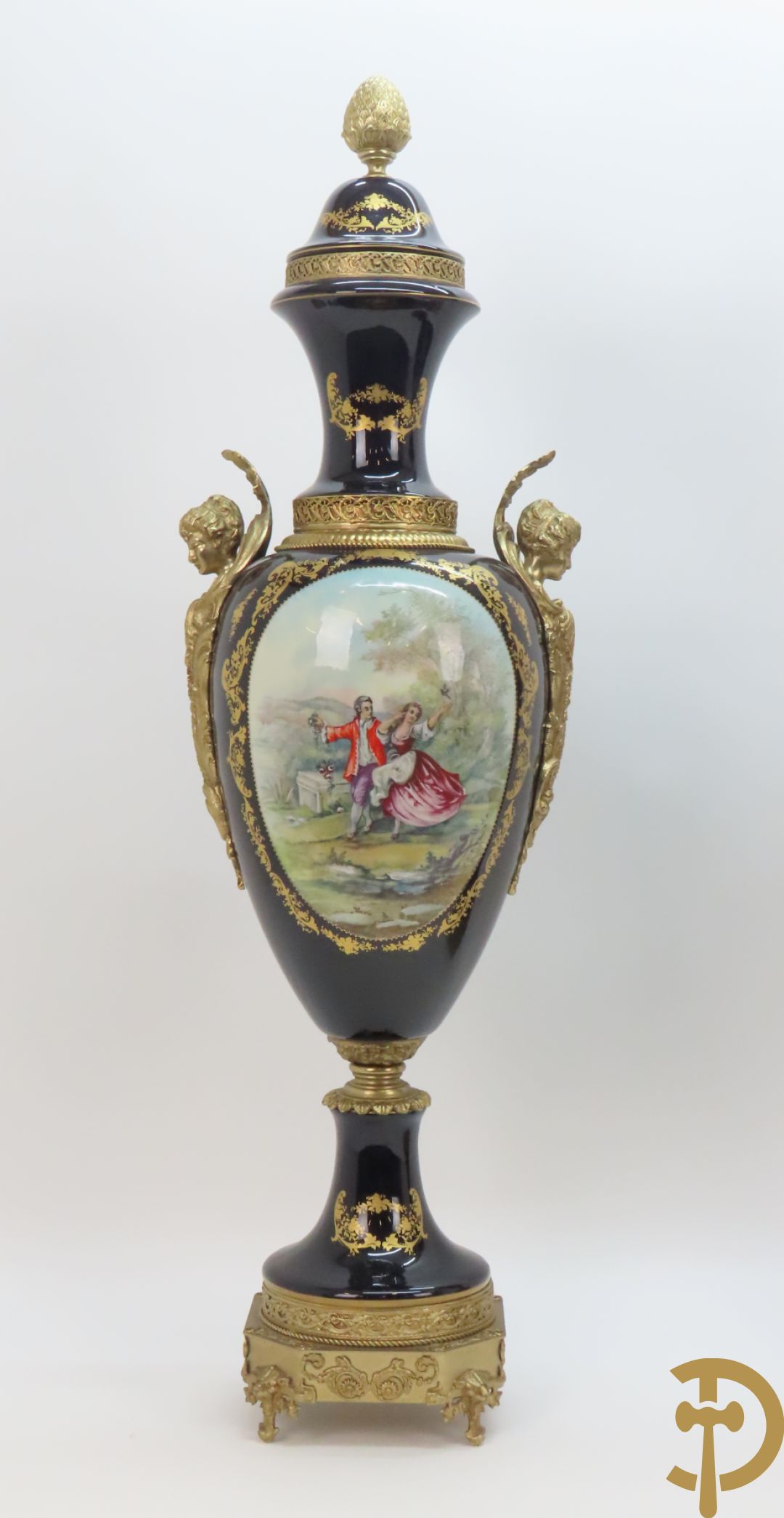 Paar Sèvres stijlvazen met geanimeerd romantisch decor, zijdelings bezet met bronzen medusahoofden, Rouly getekend